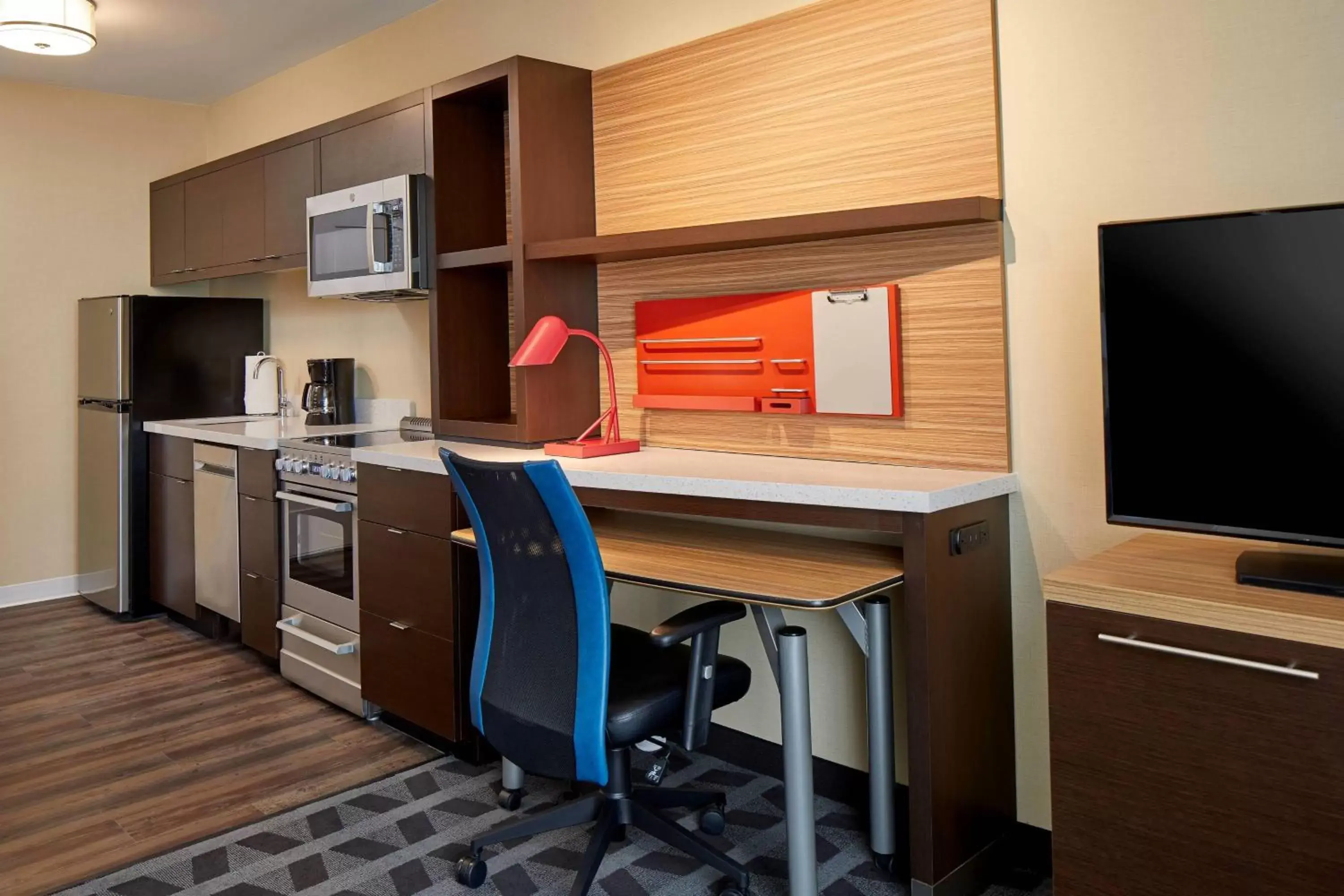 Bedroom, Kitchen/Kitchenette in TownePlace Suites by Marriott Columbus North - OSU