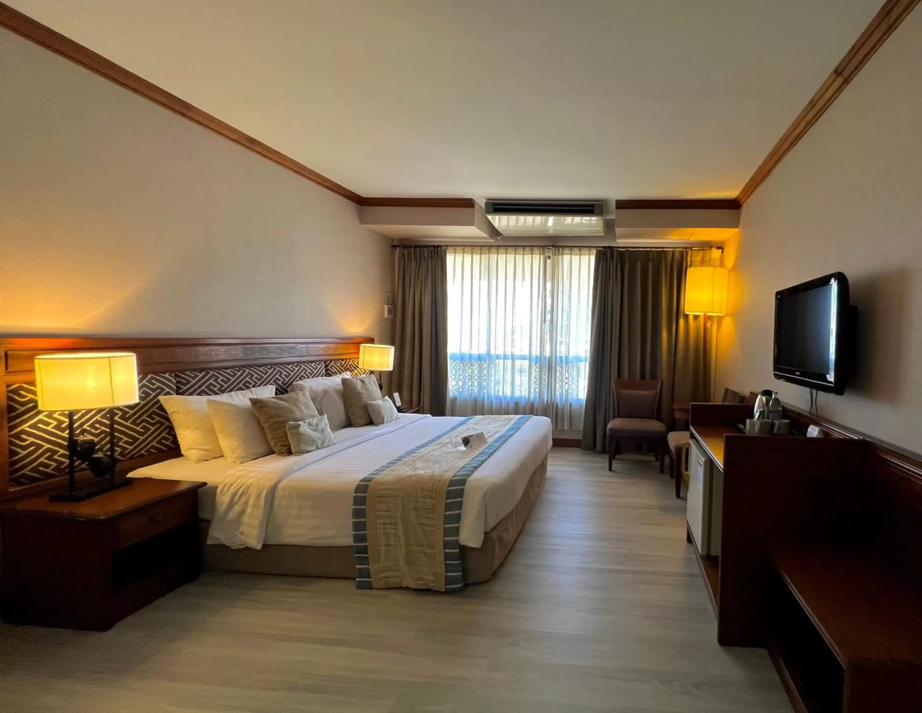 Bedroom, TV/Entertainment Center in Tohsang Heritage Ubon Ratchathani Hotel