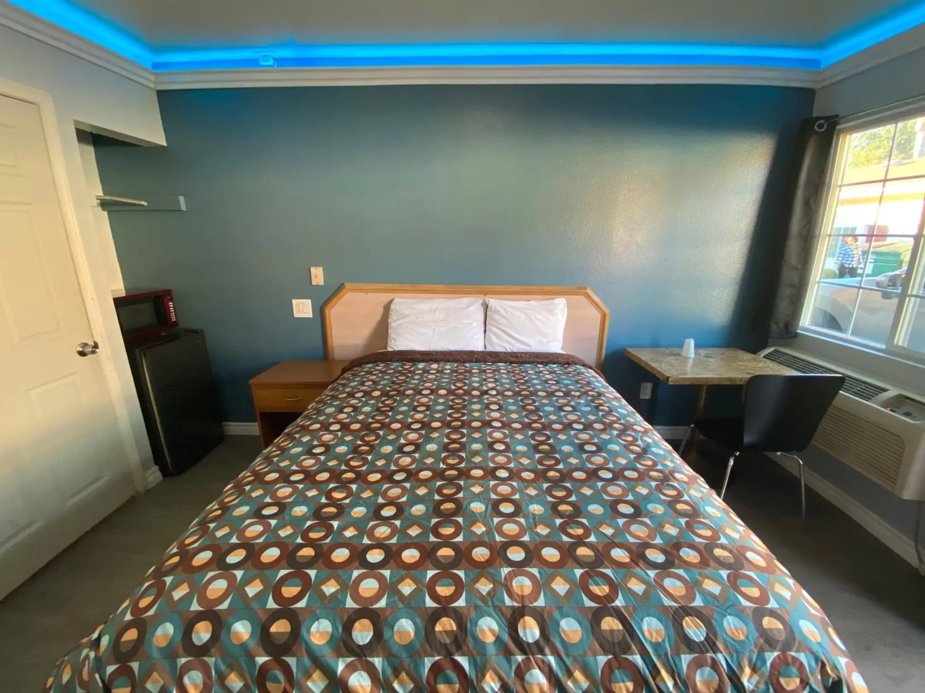 Bedroom, Bed in Sands Inn