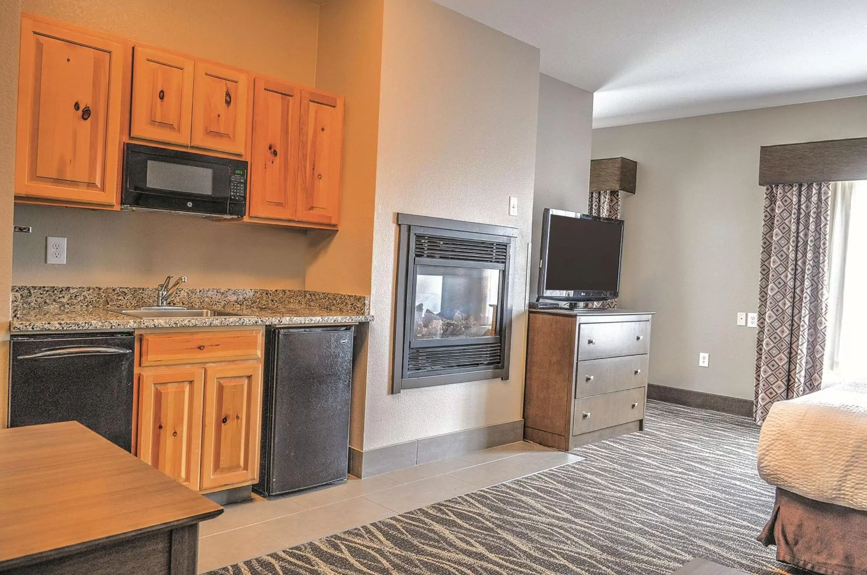 Photo of the whole room, Kitchen/Kitchenette in Best Western Plus Kalispell/Glacier Park West Hotel & Suites