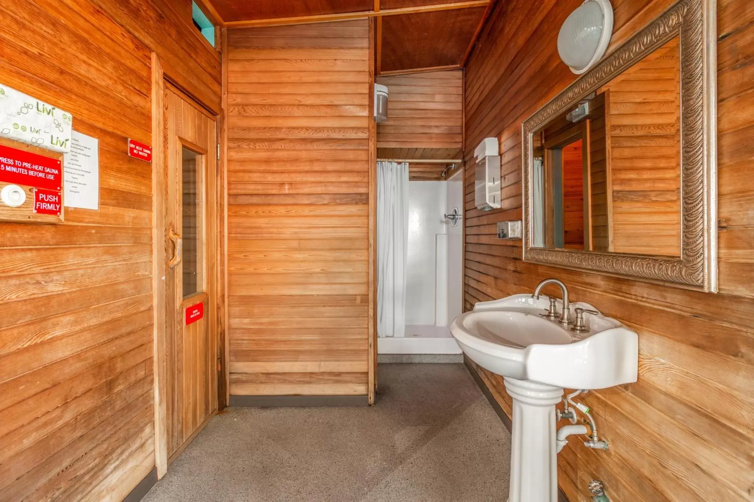 Steam room, Bathroom in Seashore Inn on the Beach Seaside