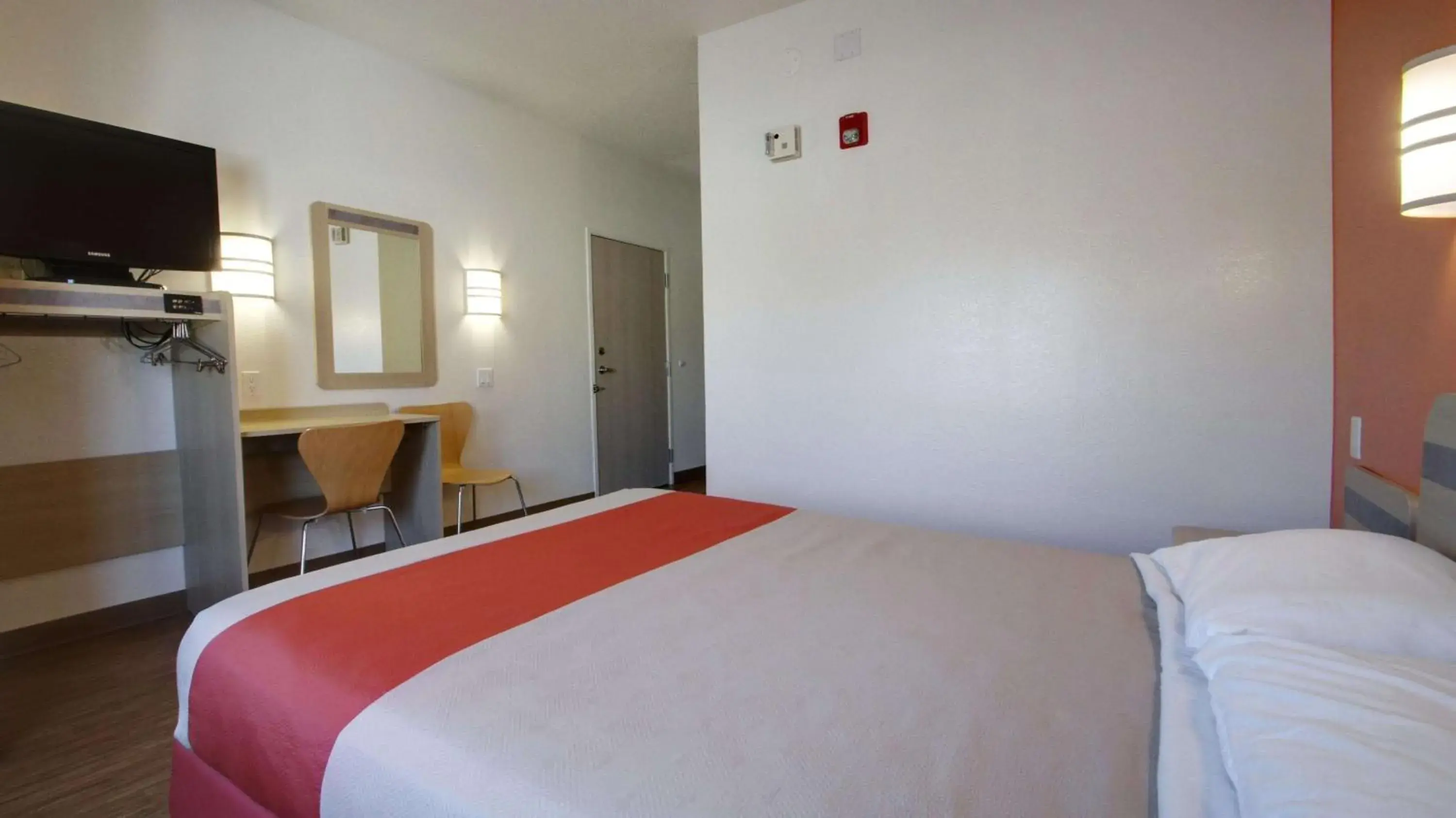 Queen Room - Disability Access in Motel 6 Lehi, UT - Thanksgiving Point