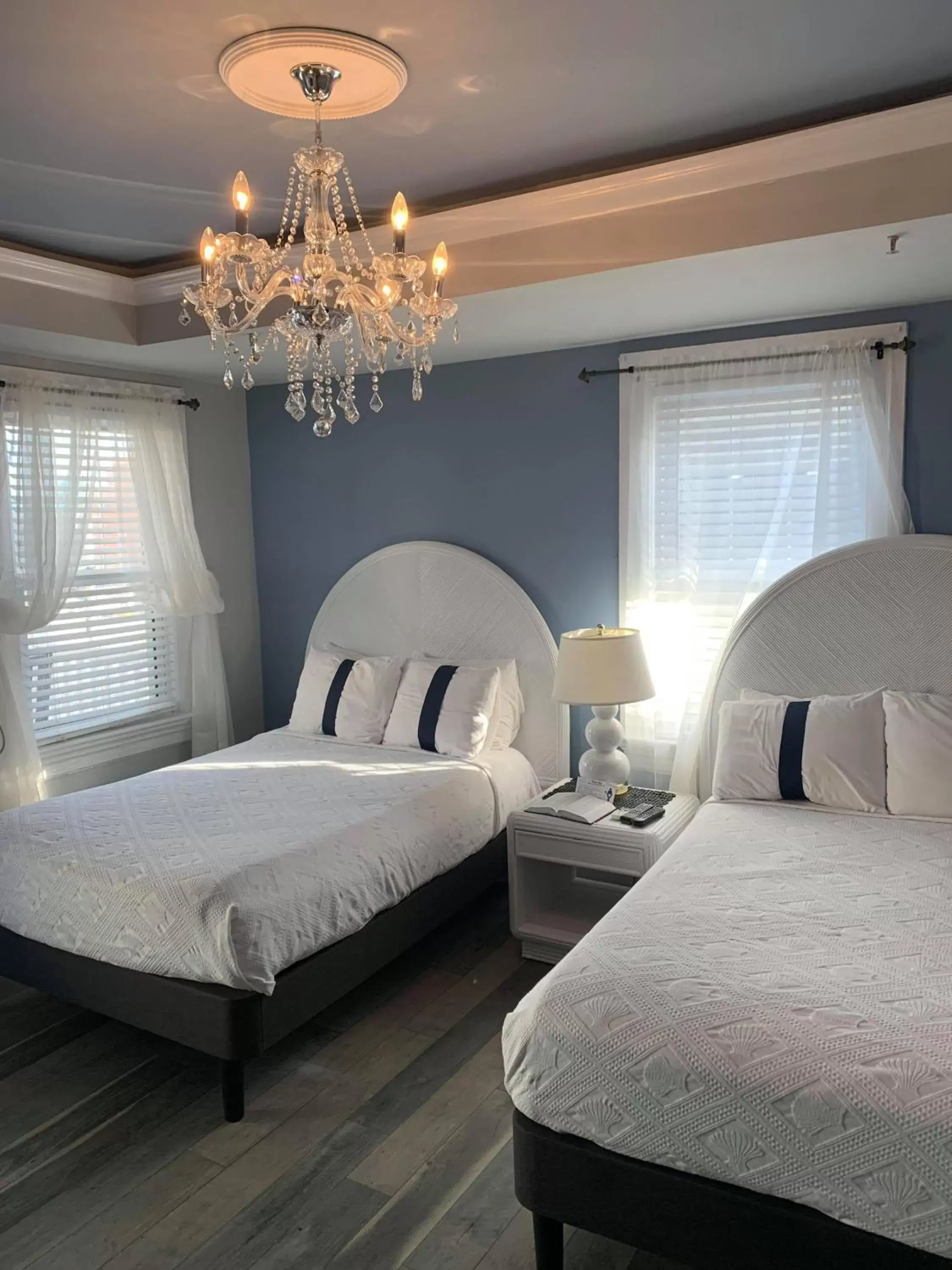 Bed in Ocean Manor 1100 Inn