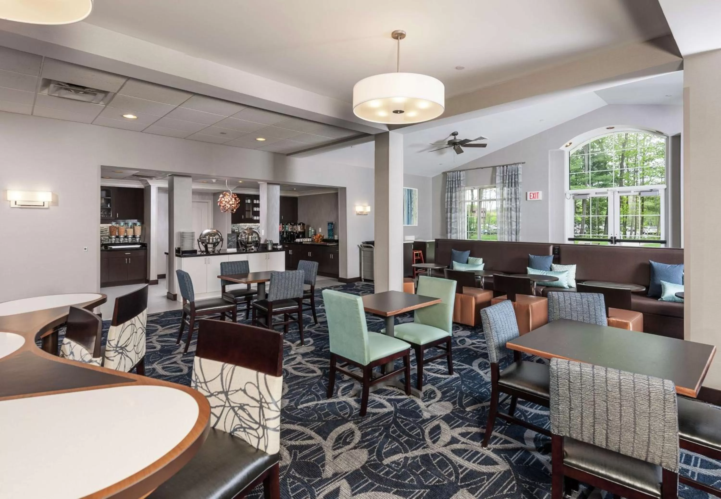 Dining area in Homewood Suites by Hilton Portland