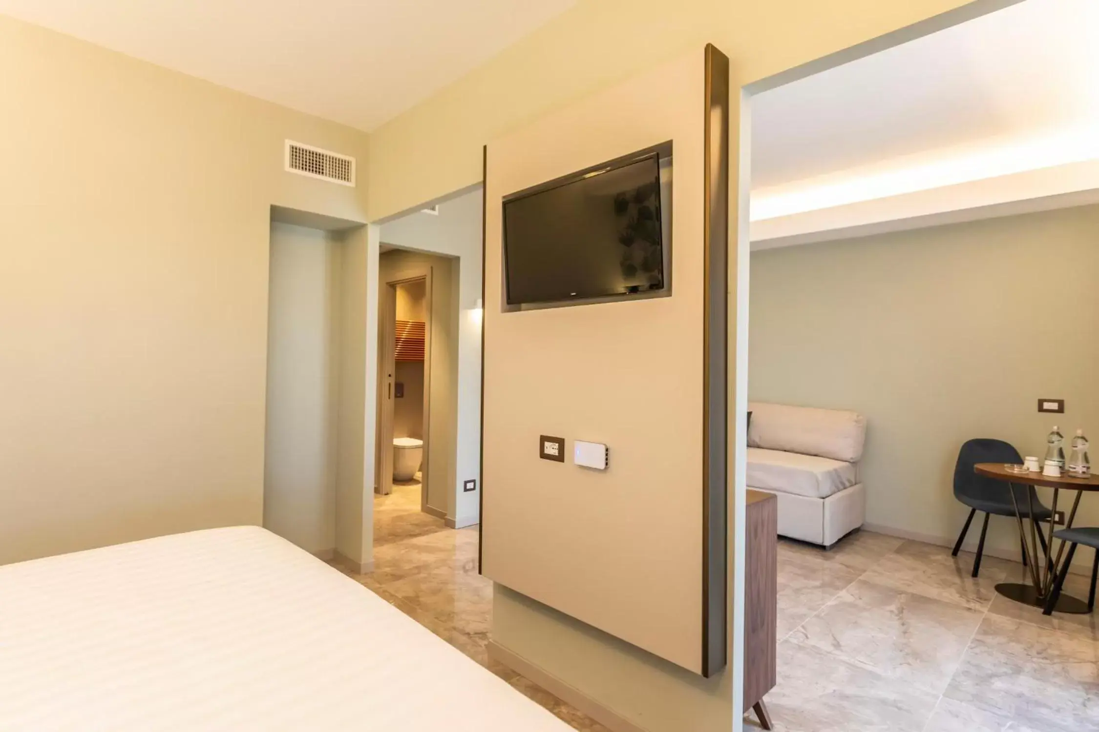 TV and multimedia, TV/Entertainment Center in Solmaris Tropea Rooms & Suites