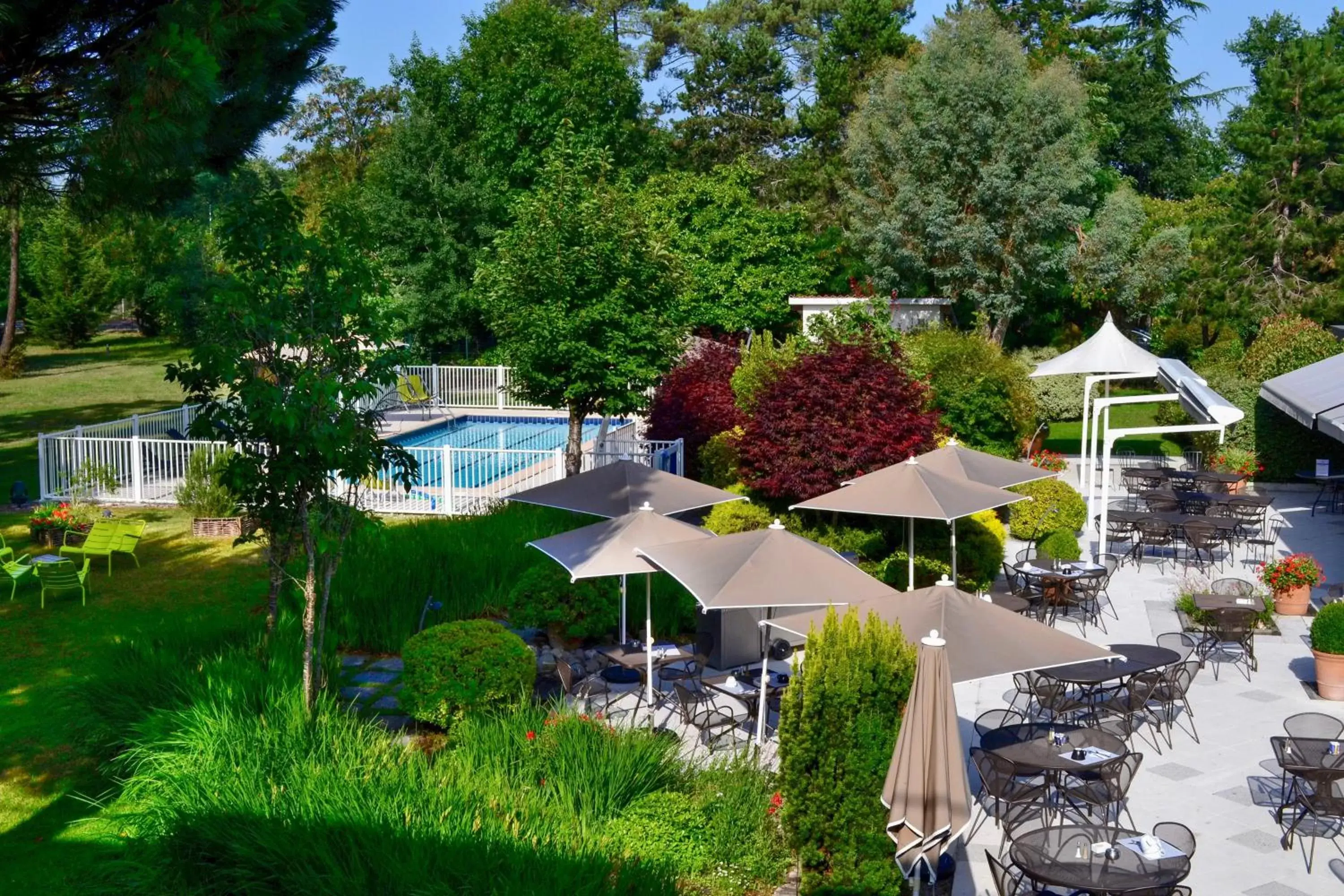 Patio, Pool View in Novotel Bordeaux Mérignac