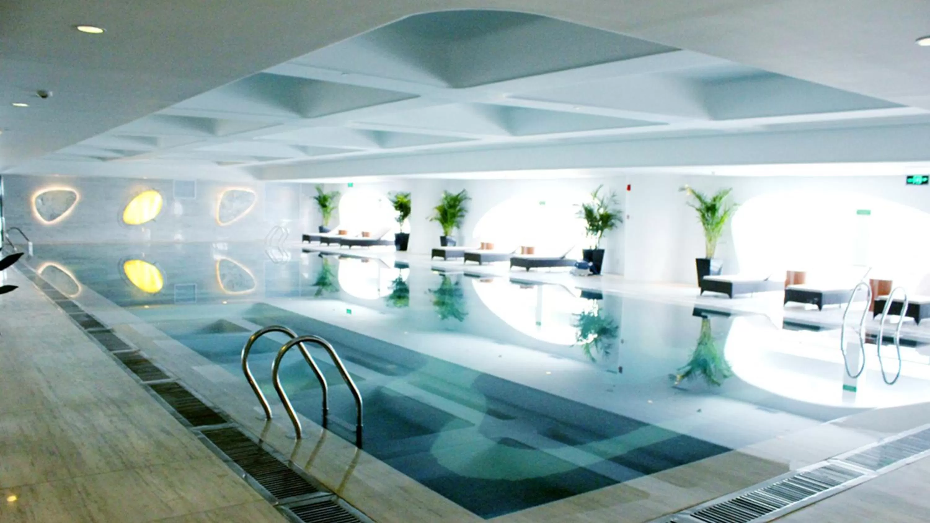 Swimming pool in Holiday Inn Shijiazhuang Central by IHG