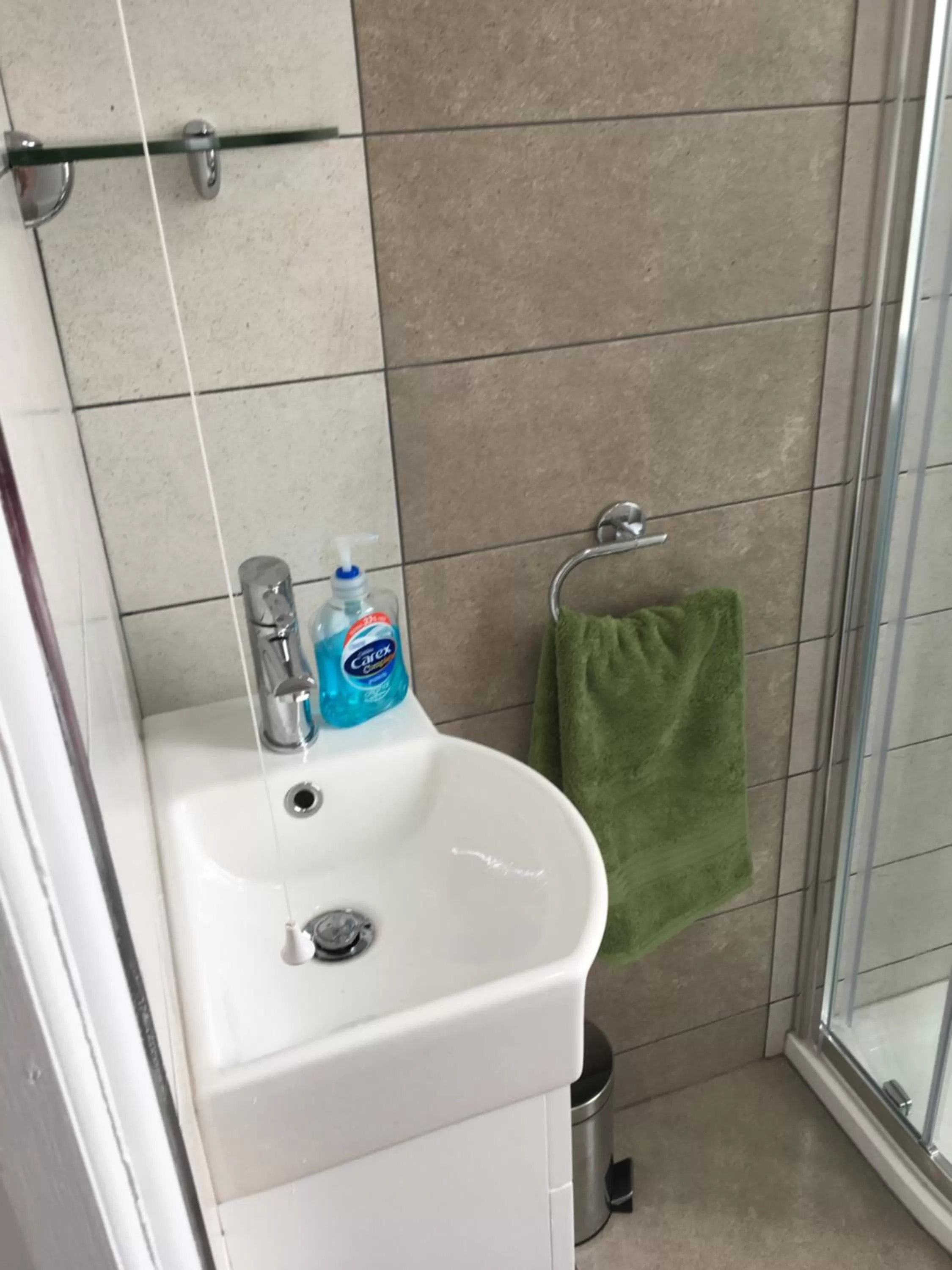 Shower in Penwyn Bed and Breakfast