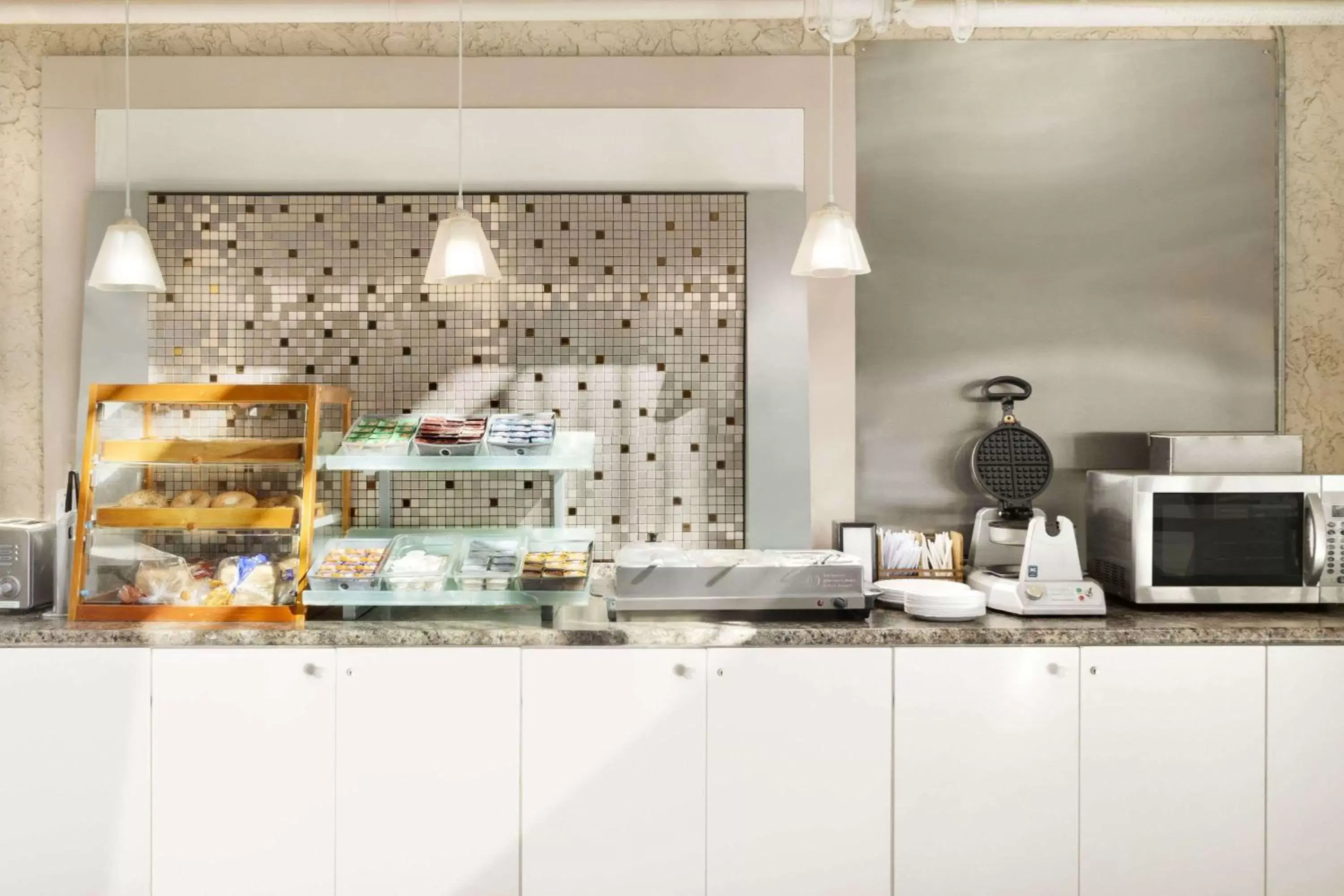 Restaurant/places to eat, Kitchen/Kitchenette in Days Inn by Wyndham Lethbridge