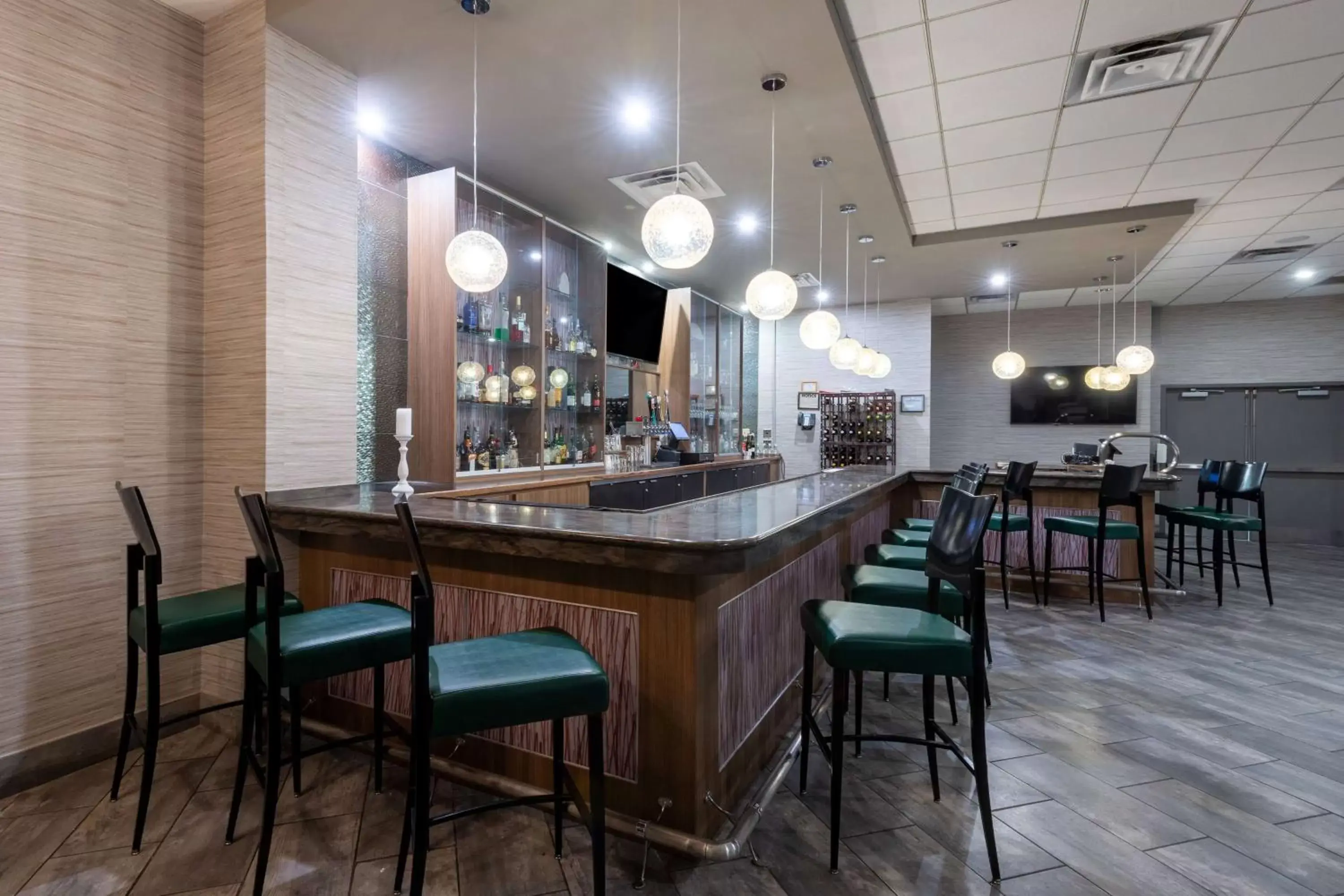 Lounge or bar, Restaurant/Places to Eat in 41 Lakefront Hotel, Trademark Collection by Wyndham