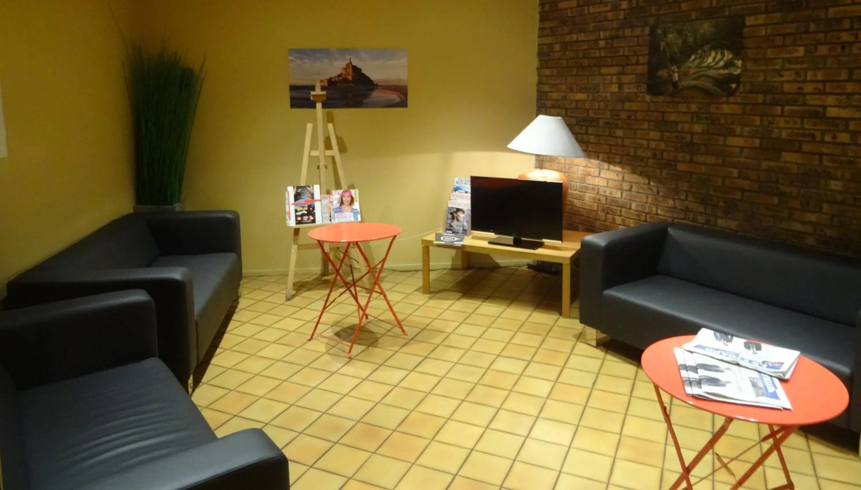 Communal lounge/ TV room in Central Hotel