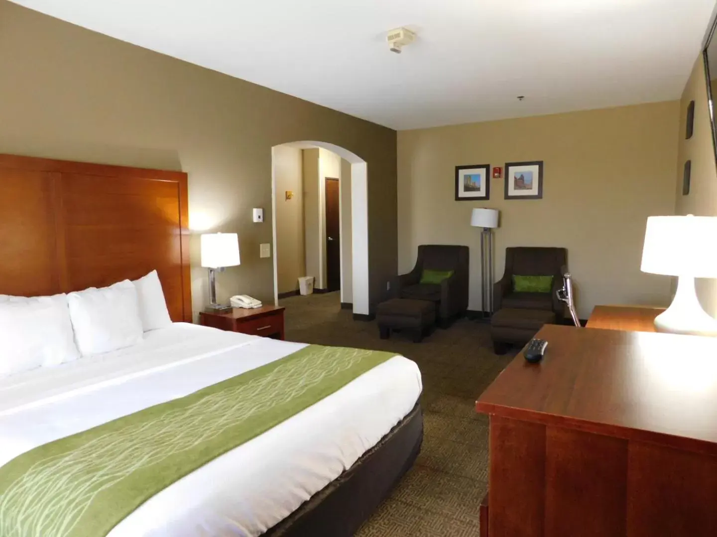 Seating area in Comfort Inn & Suites Sacramento – University Area
