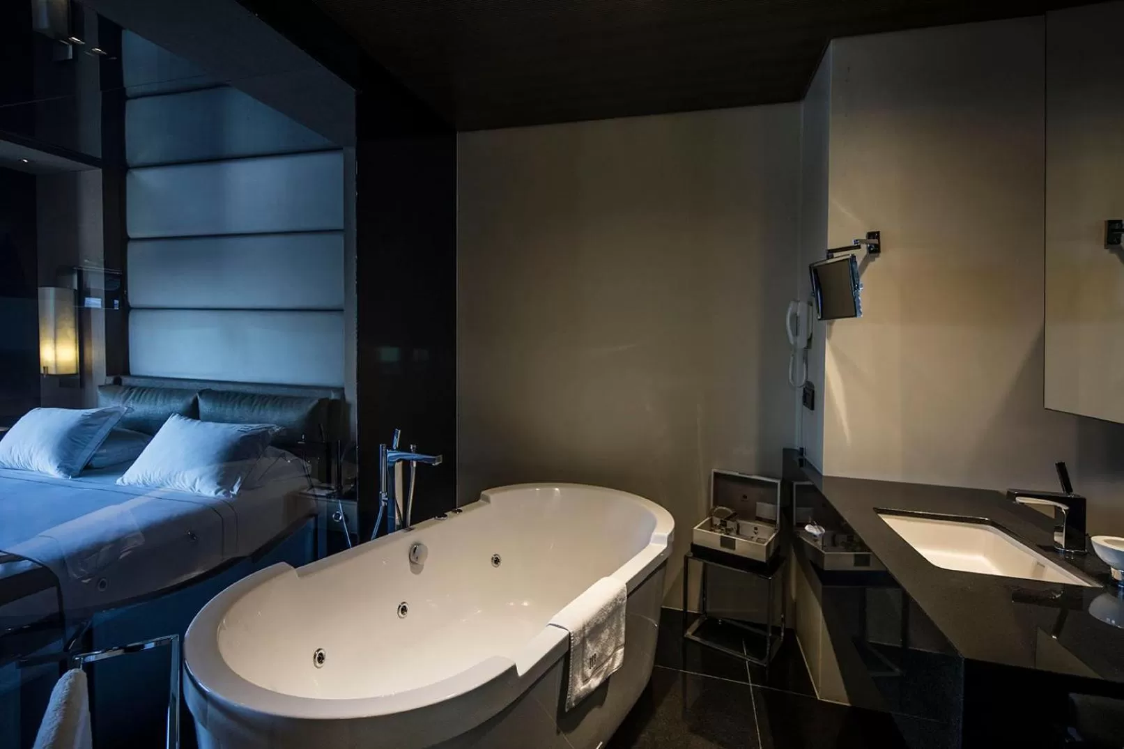 Toilet, Bed in Key Hotel