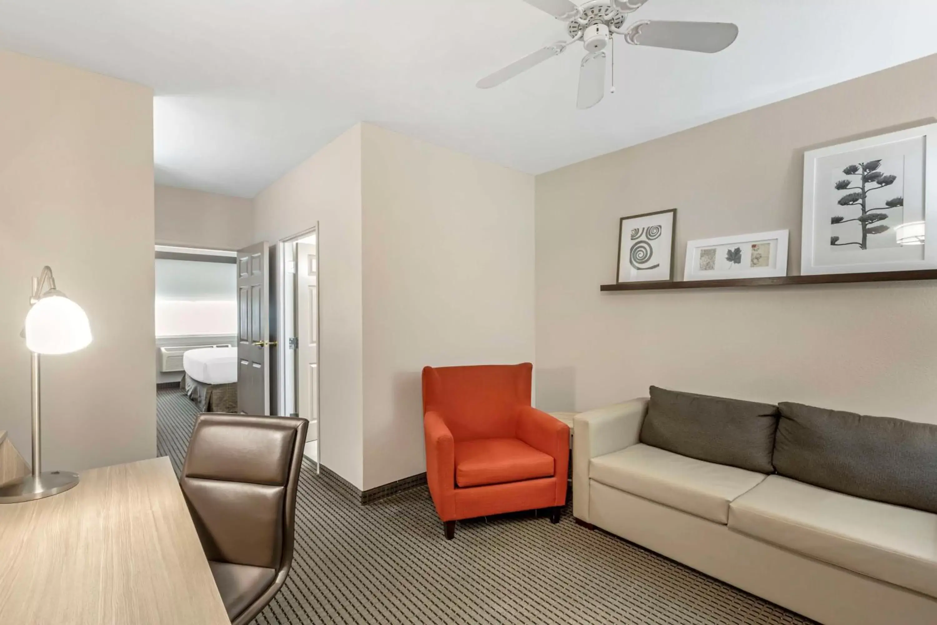 Bedroom, Seating Area in Country Inn & Suites by Radisson, Elk Grove Village/Itasca