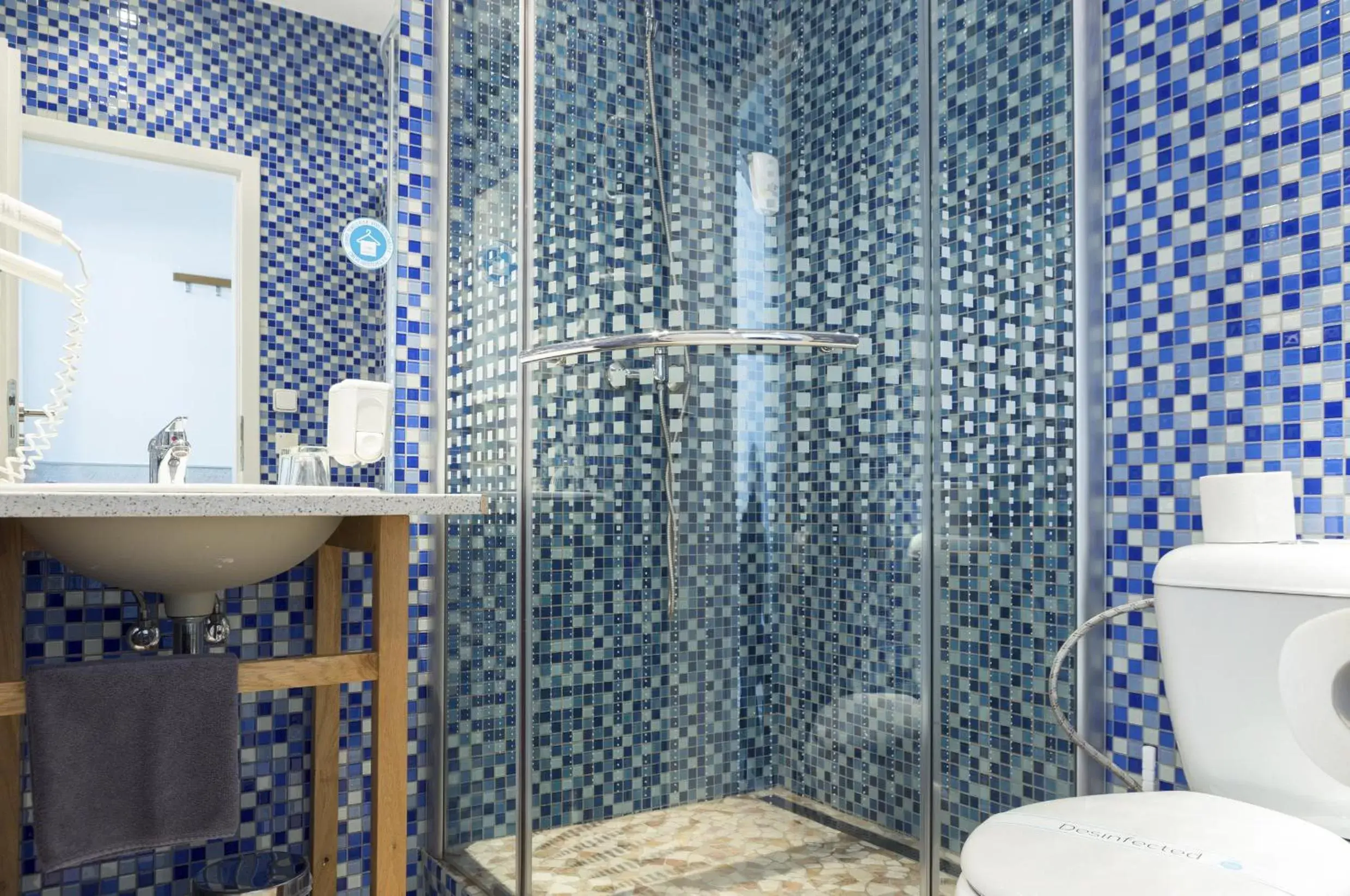 Shower, Bathroom in Royal Court Hotel