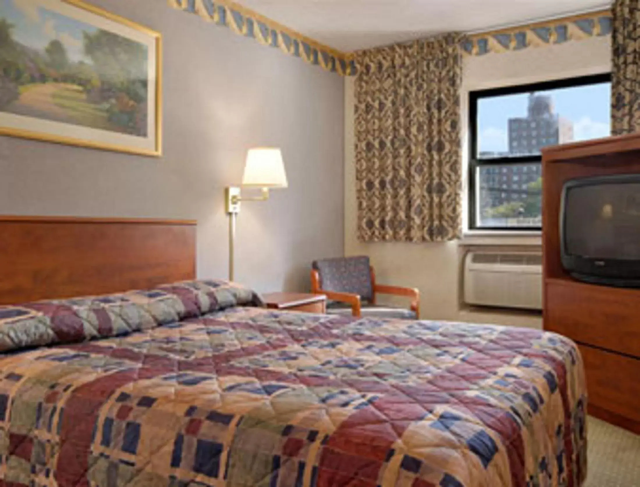 Communal lounge/ TV room, Bed in Super 8 by Wyndham Long Island City LGA Hotel