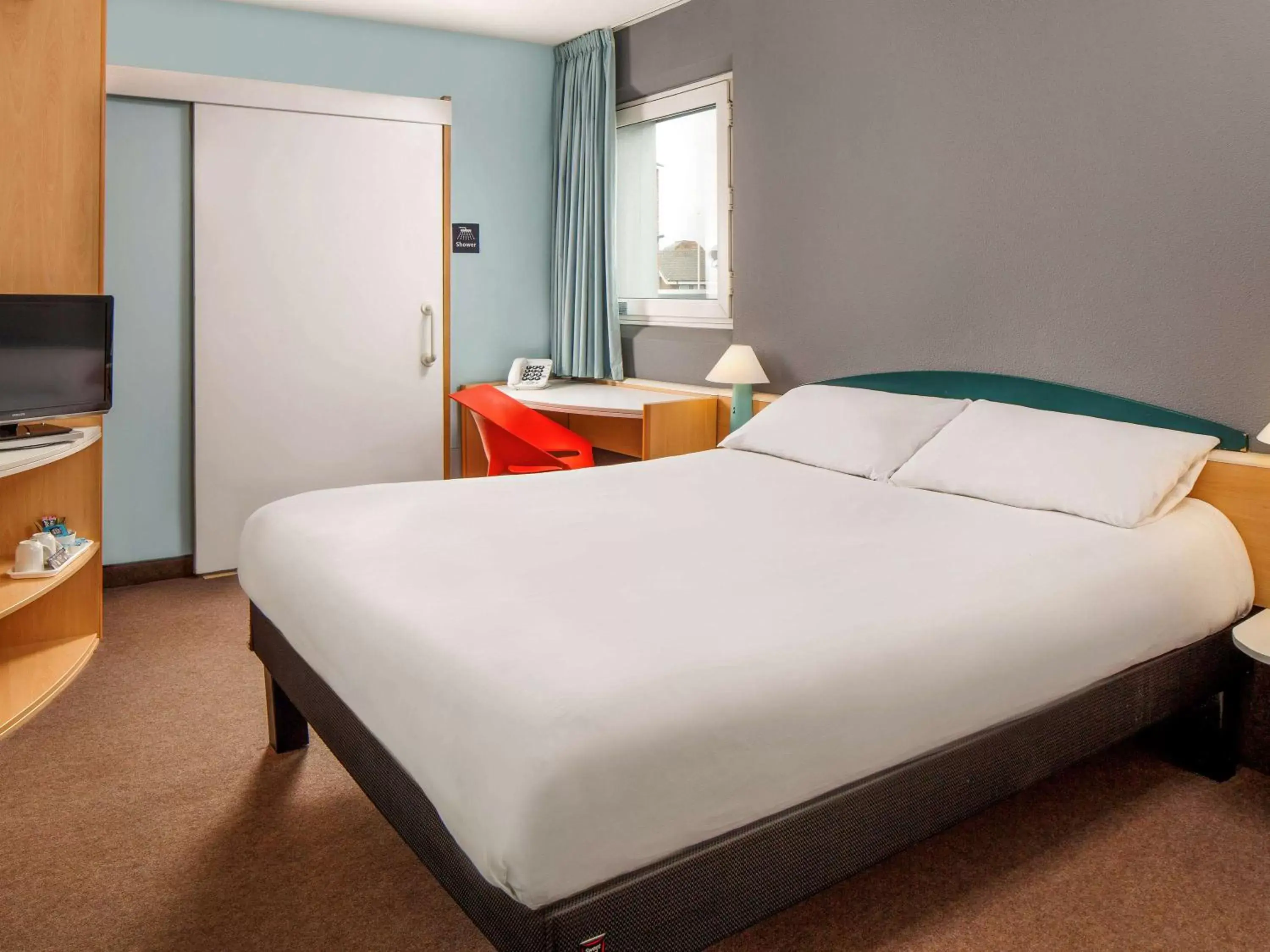 Photo of the whole room, Bed in ibis London Thurrock M25