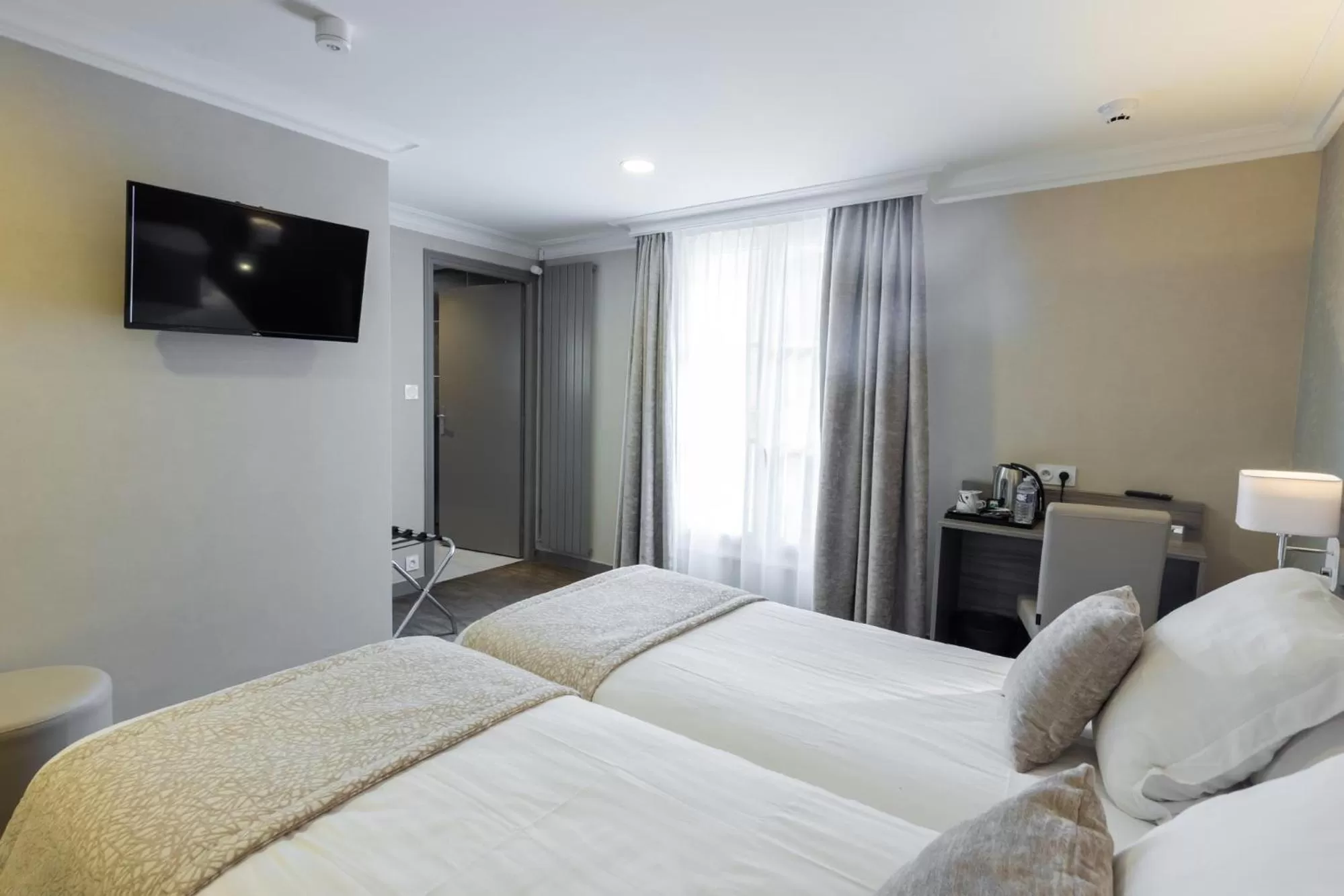 Photo of the whole room, Bed in Hôtel De Brunville & Spa