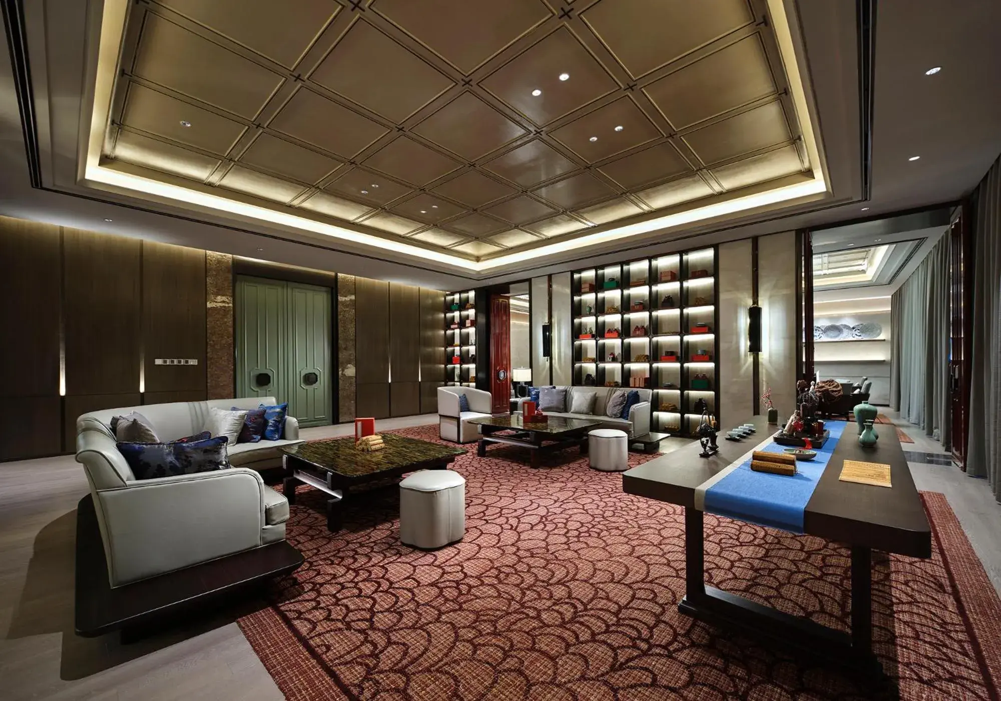 Lounge or bar in HUALUXE Nanjing Yangtze River, an IHG Hotel