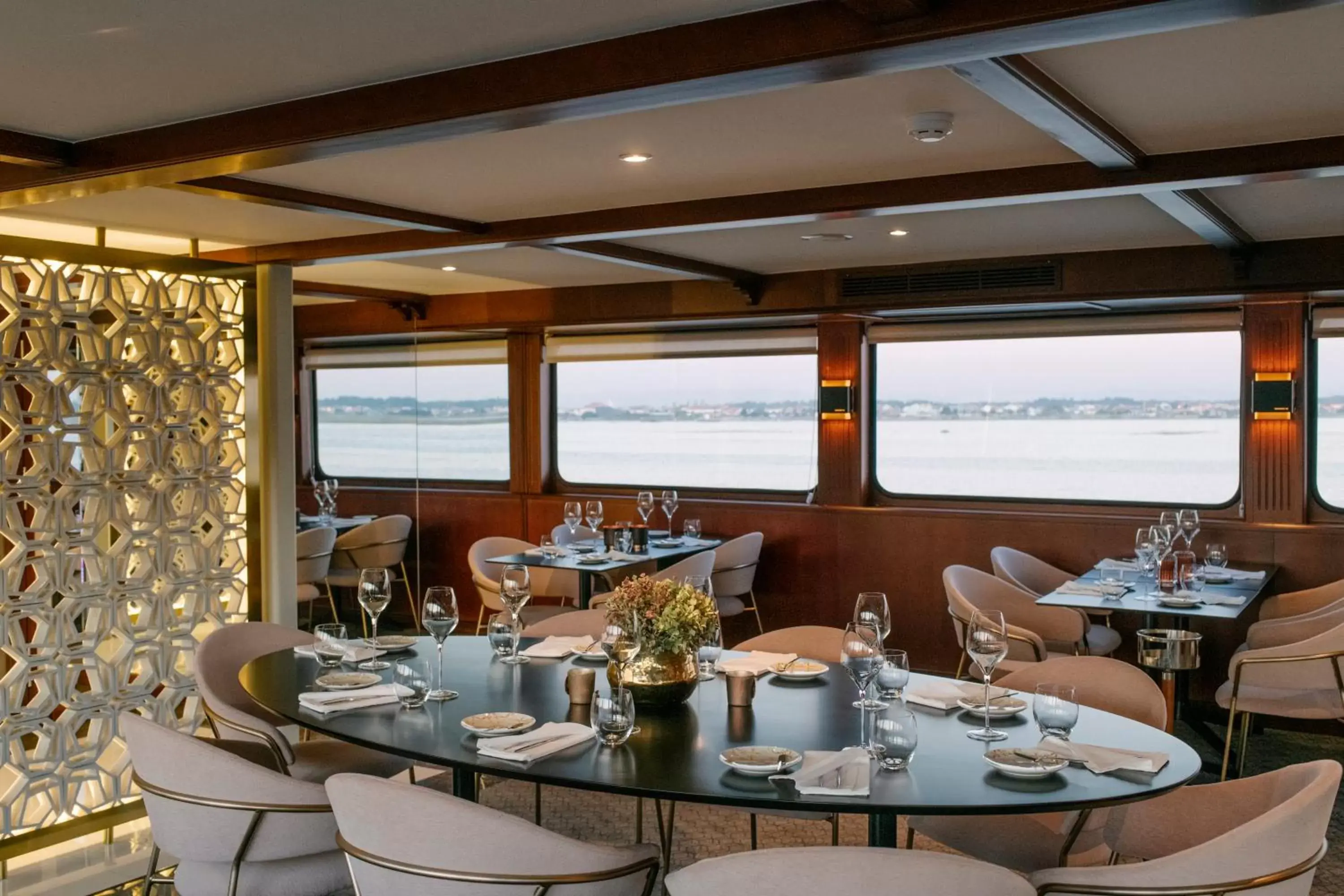 Restaurant/Places to Eat in Costa do Sal Hotel Boat Lounge