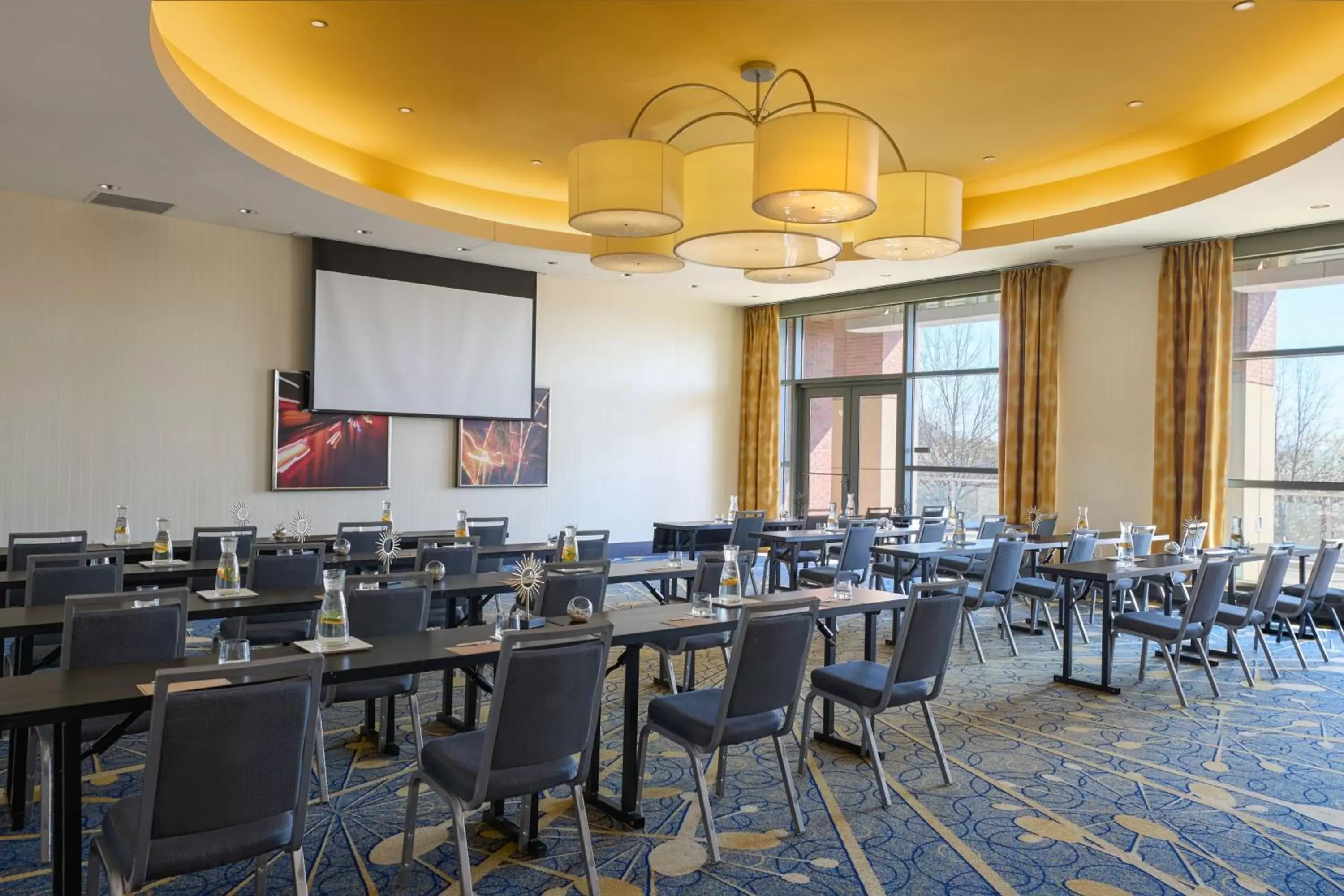Meeting/conference room, Restaurant/Places to Eat in Renaissance Arlington Capital View Hotel