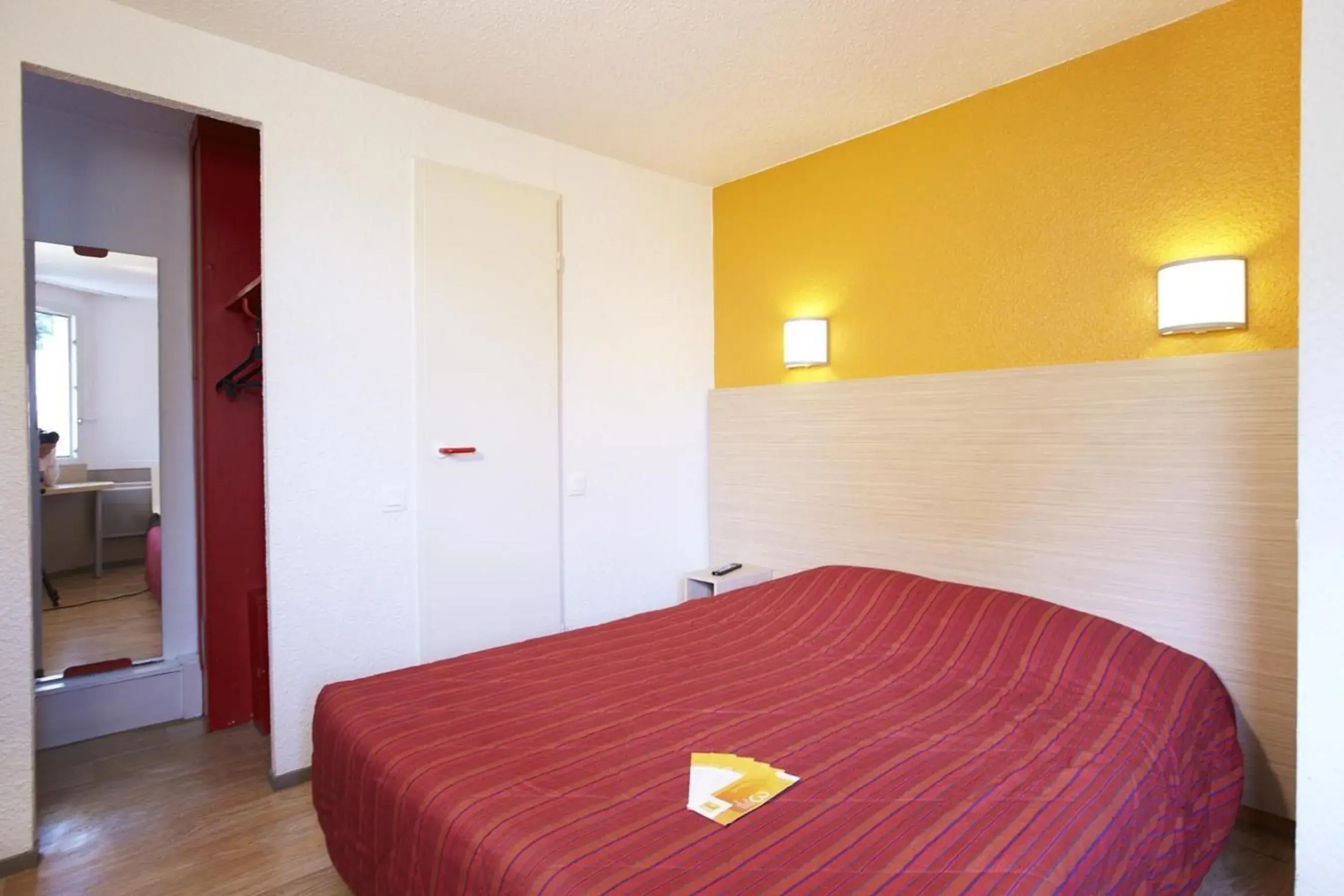 Photo of the whole room, Bed in Premiere Classe Avignon - Courtine Gare