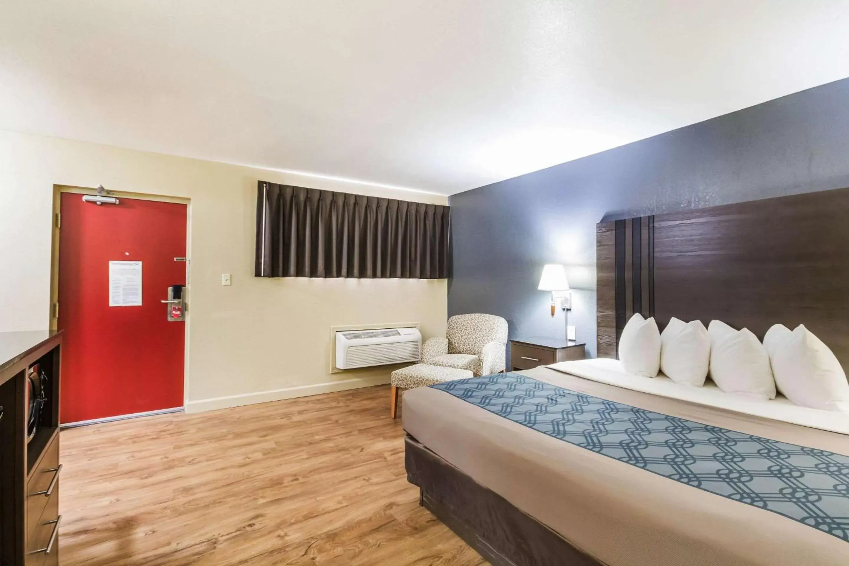 Photo of the whole room, Bed in Econo Lodge Inn & Suites I-35 at Shawnee Mission