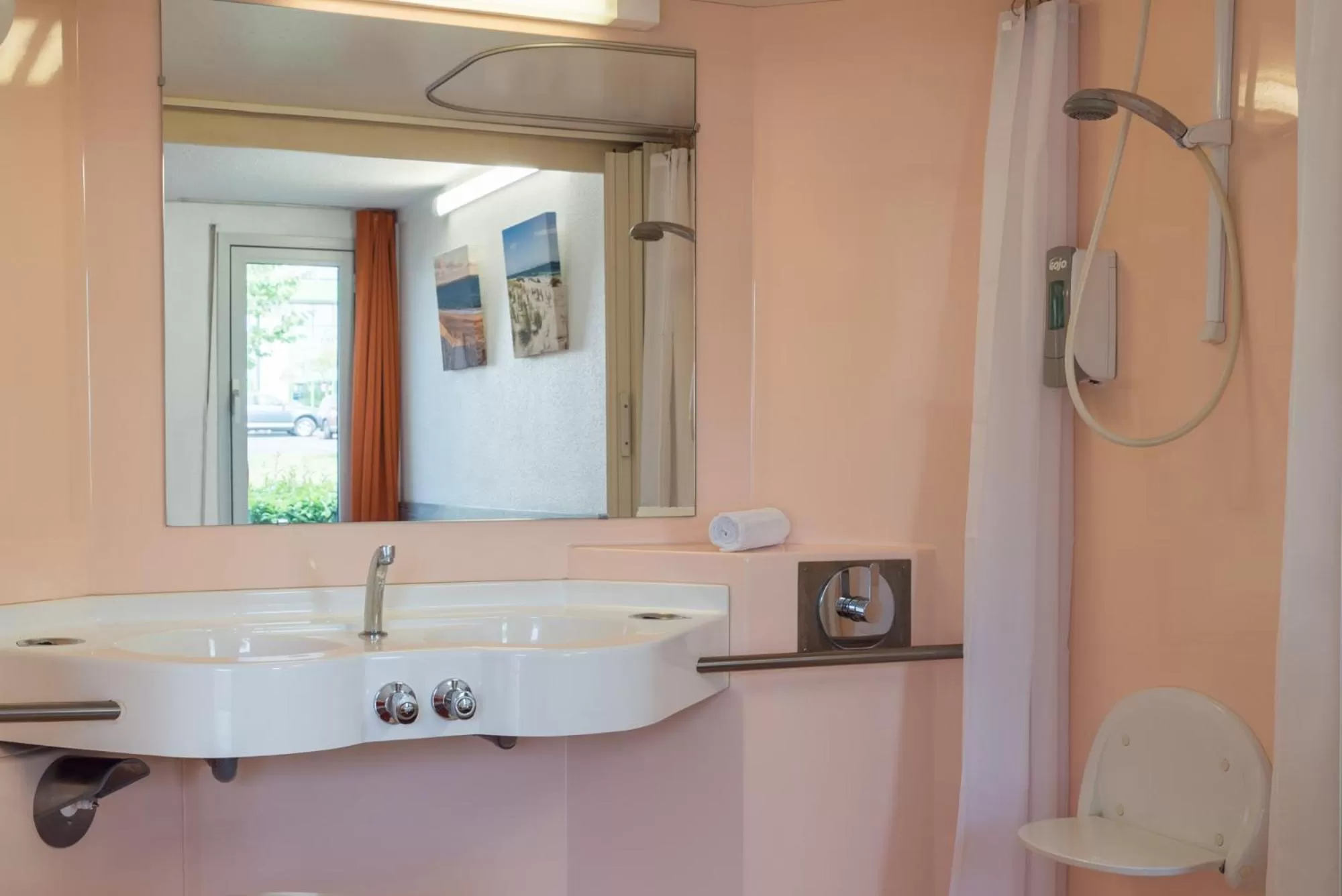 Bathroom in Premiere Classe Saintes