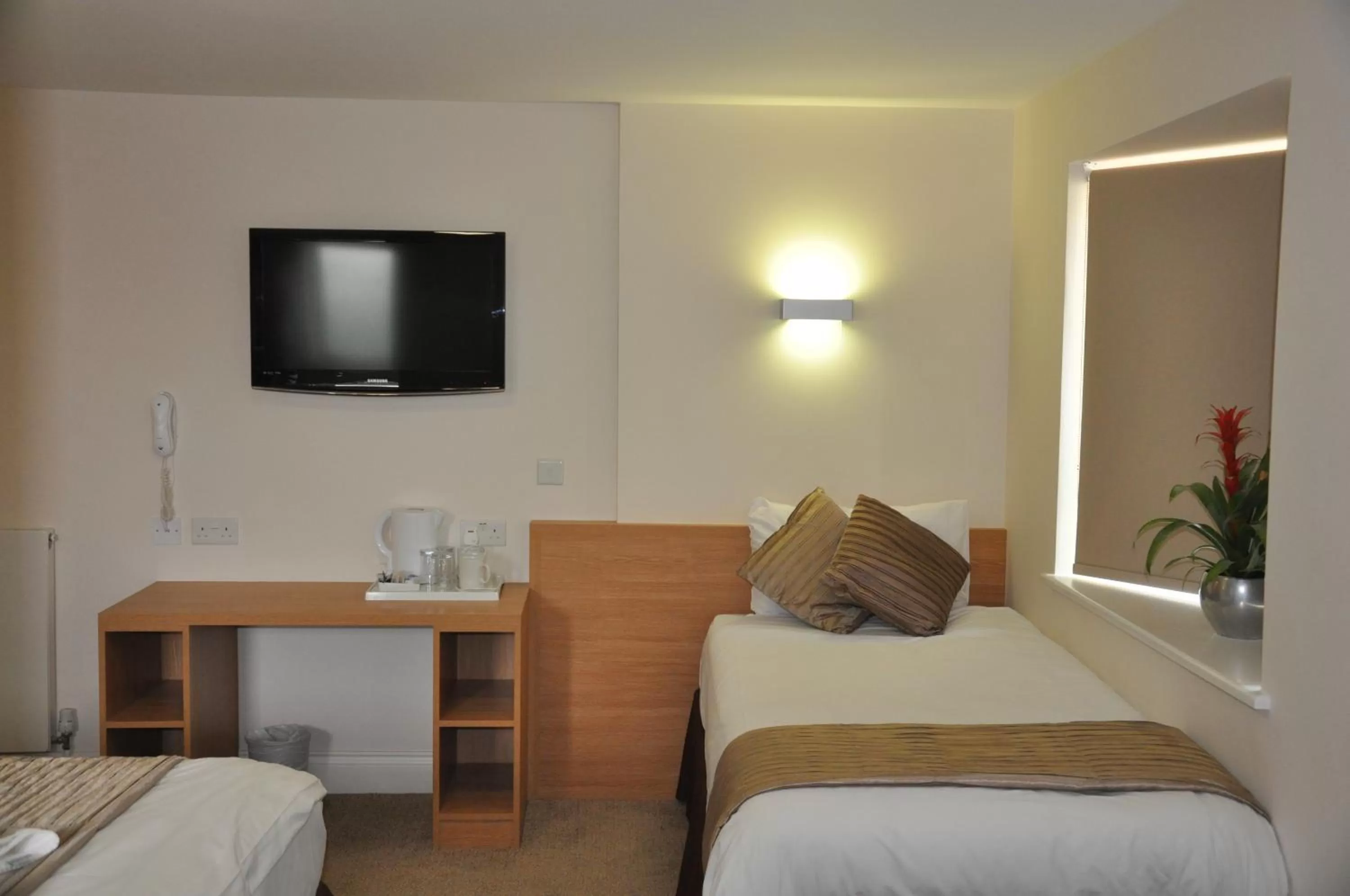 Photo of the whole room, Bed in Queens Hotel