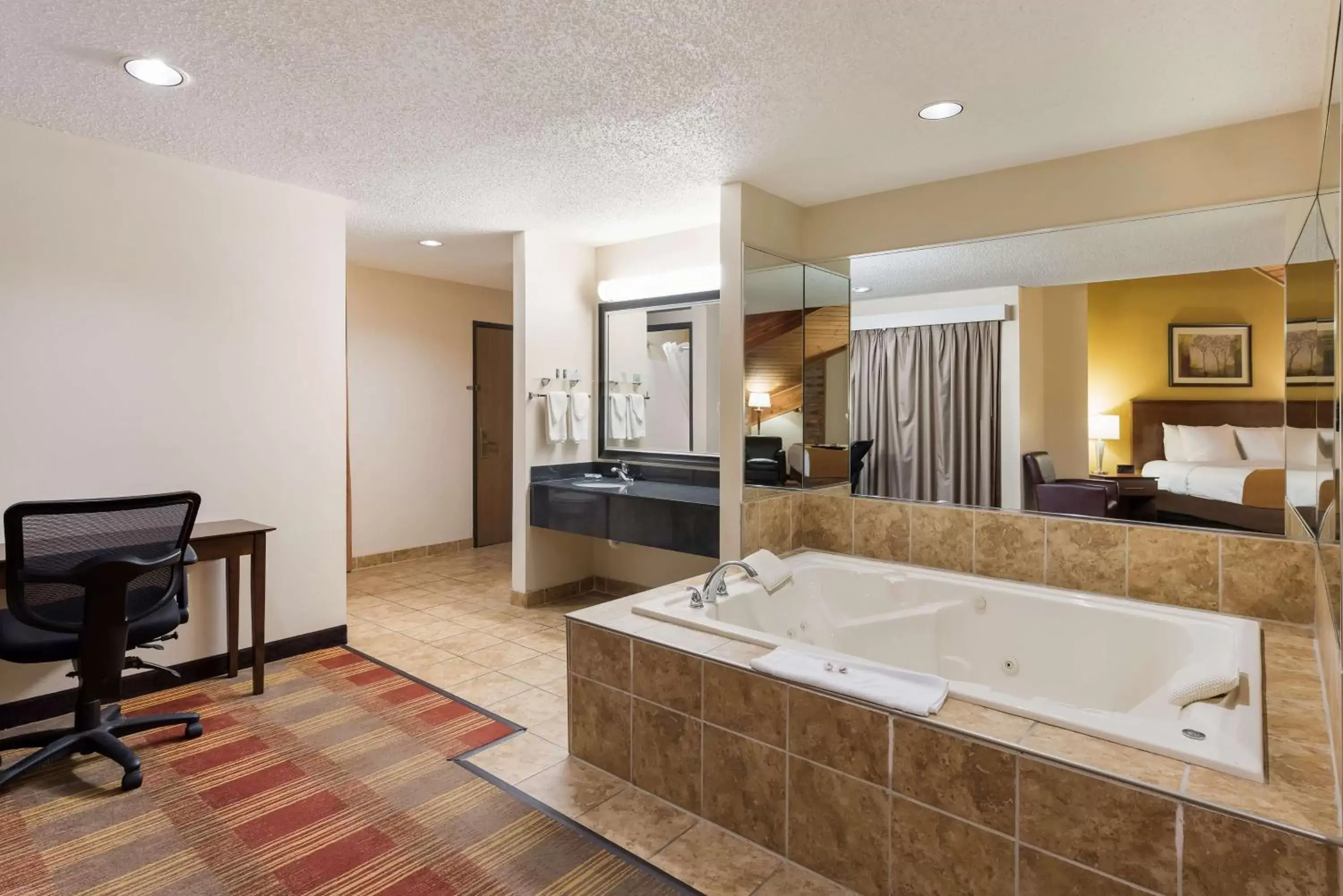 Bedroom, Bathroom in Best Western Lakewood Inn