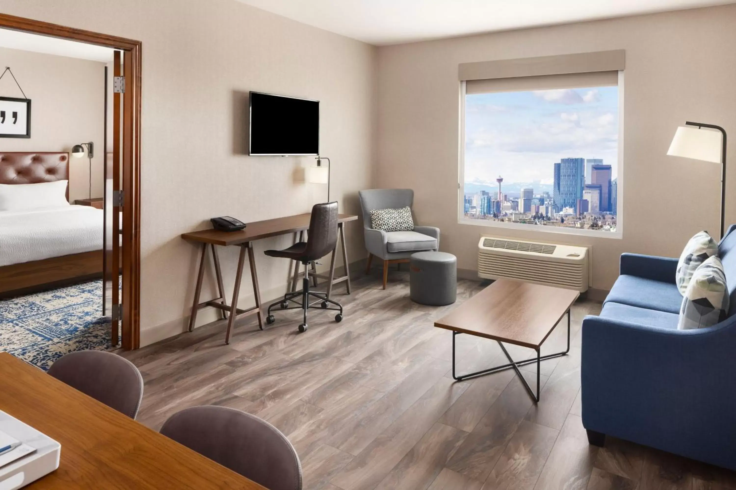 Living room, Seating Area in Four Points by Sheraton Calgary Airport