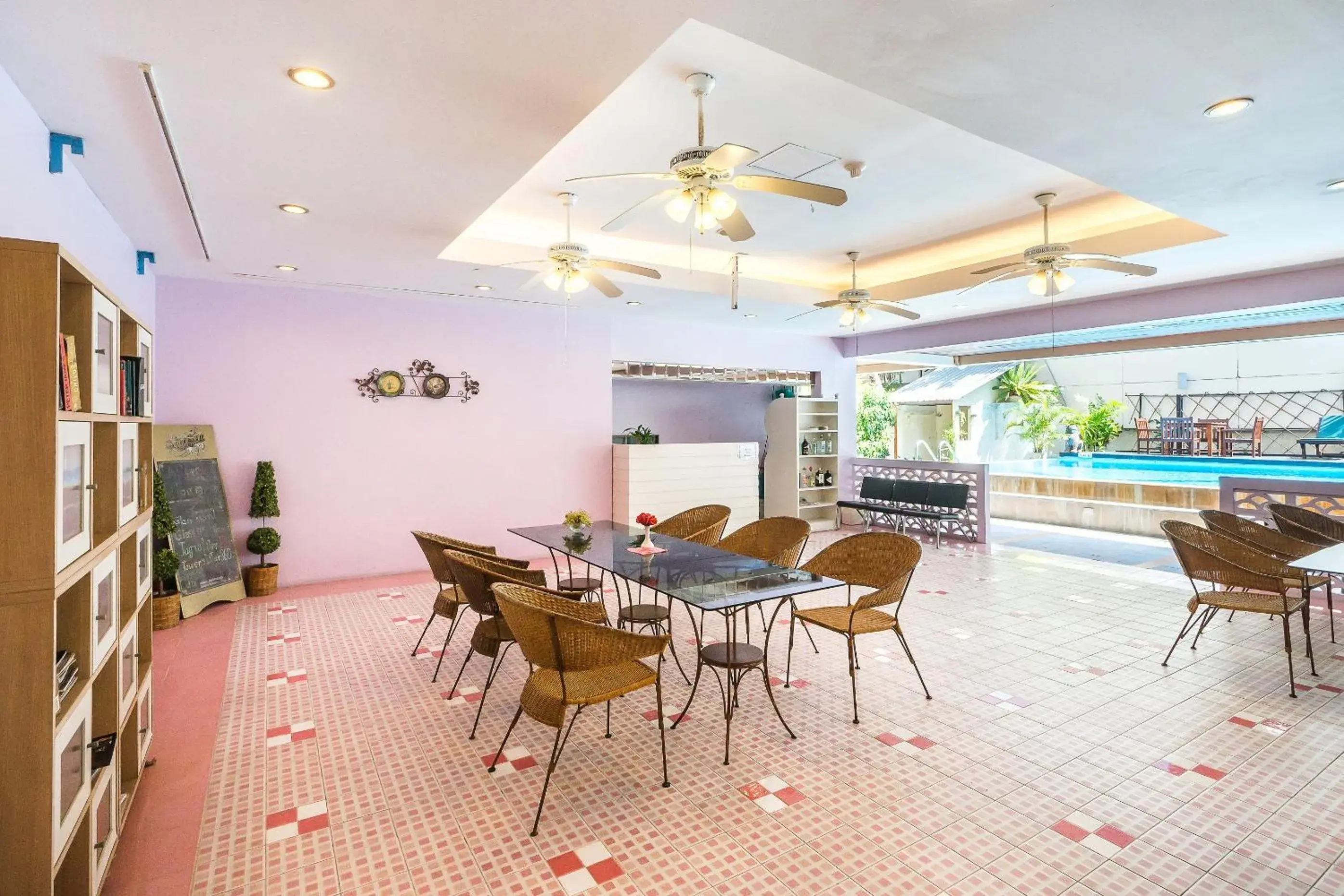 Swimming pool in Bella Villa Metro Swimming pool in Bella Villa Metro