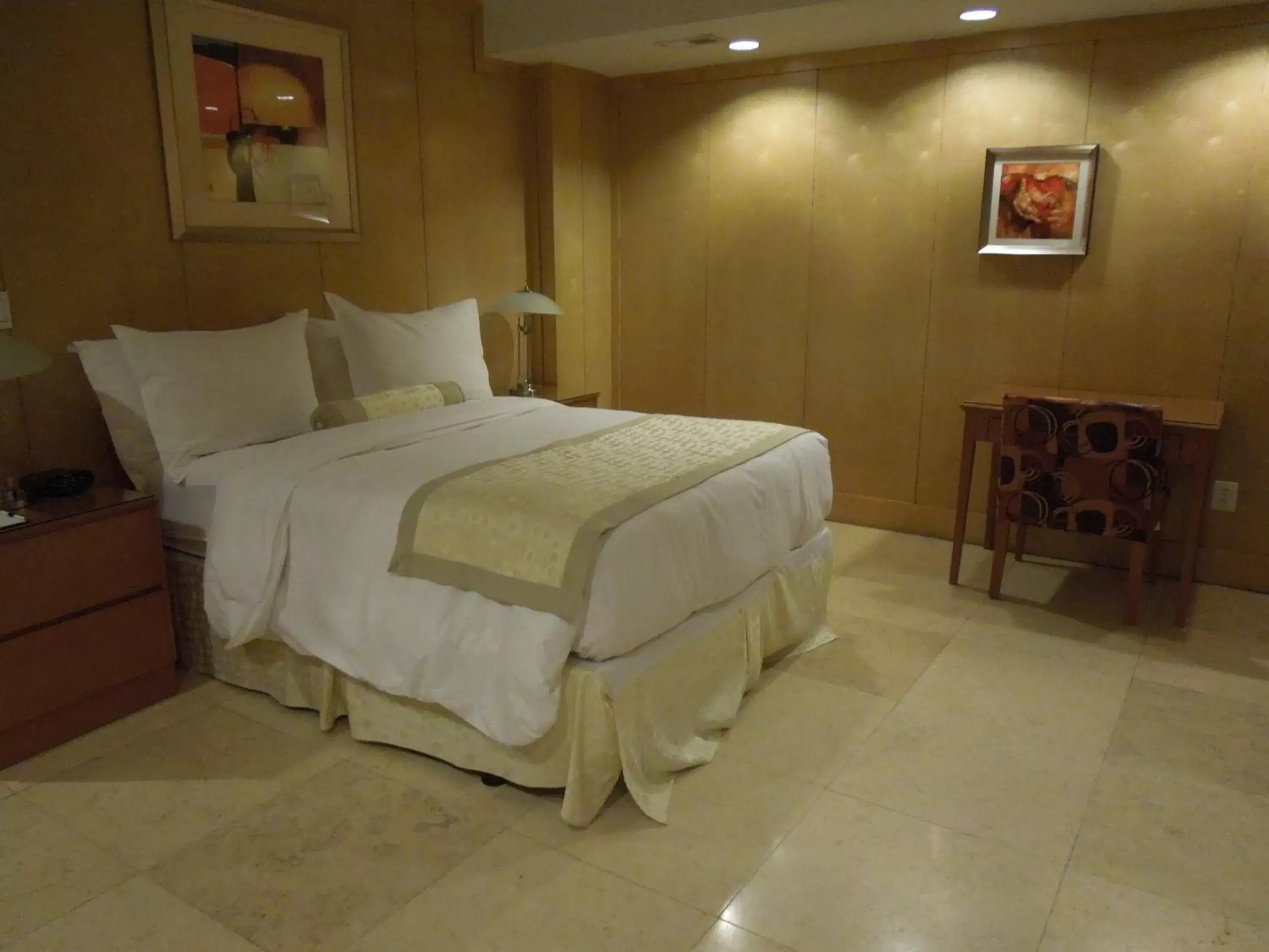 Bed in The Eldon Luxury Suites Bed in The Eldon Luxury Suites