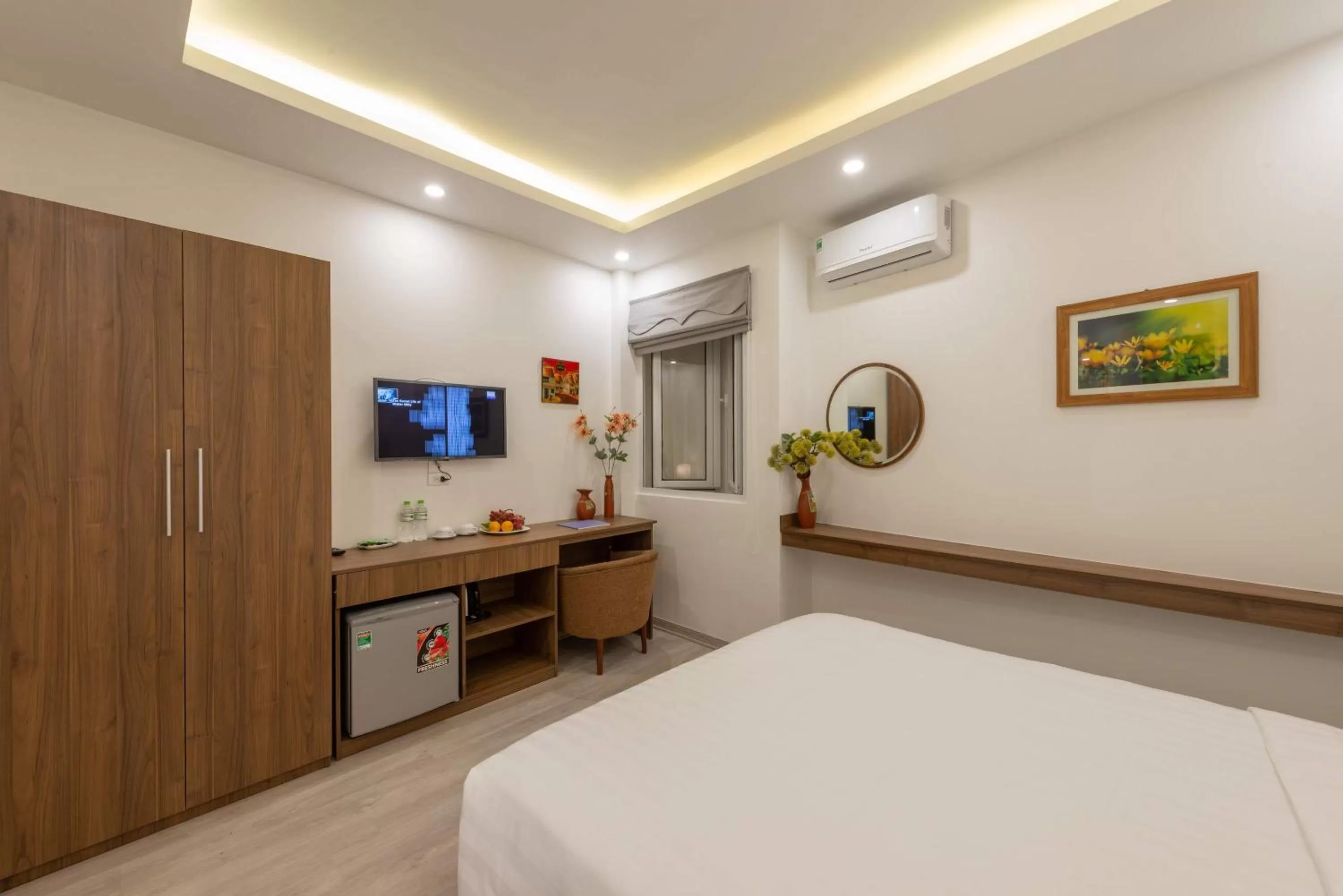 Communal lounge/ TV room, Bed in AMI Old Quarter Hotel