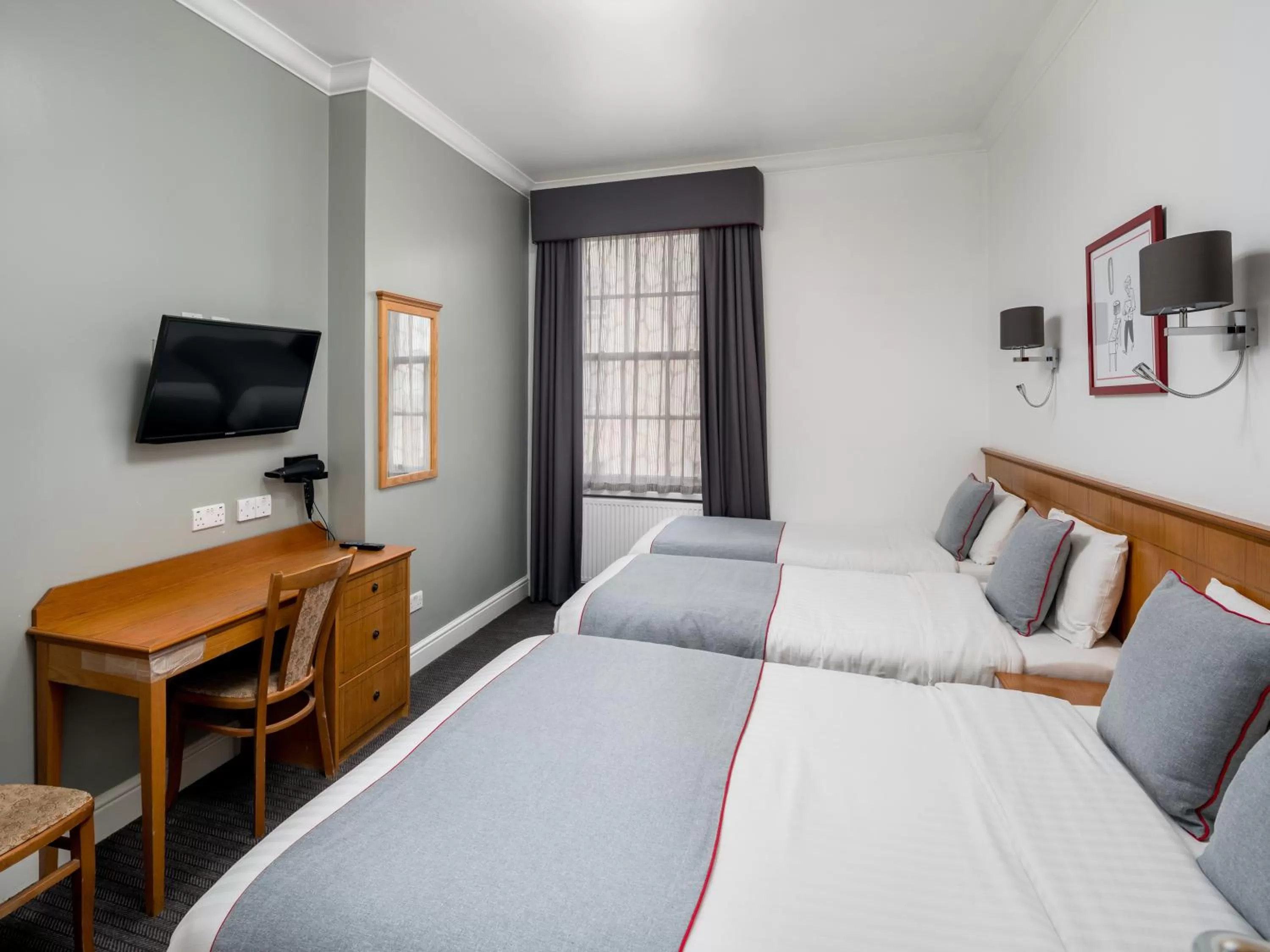 Photo of the whole room, Bed in OYO Townhouse New England, London Victoria