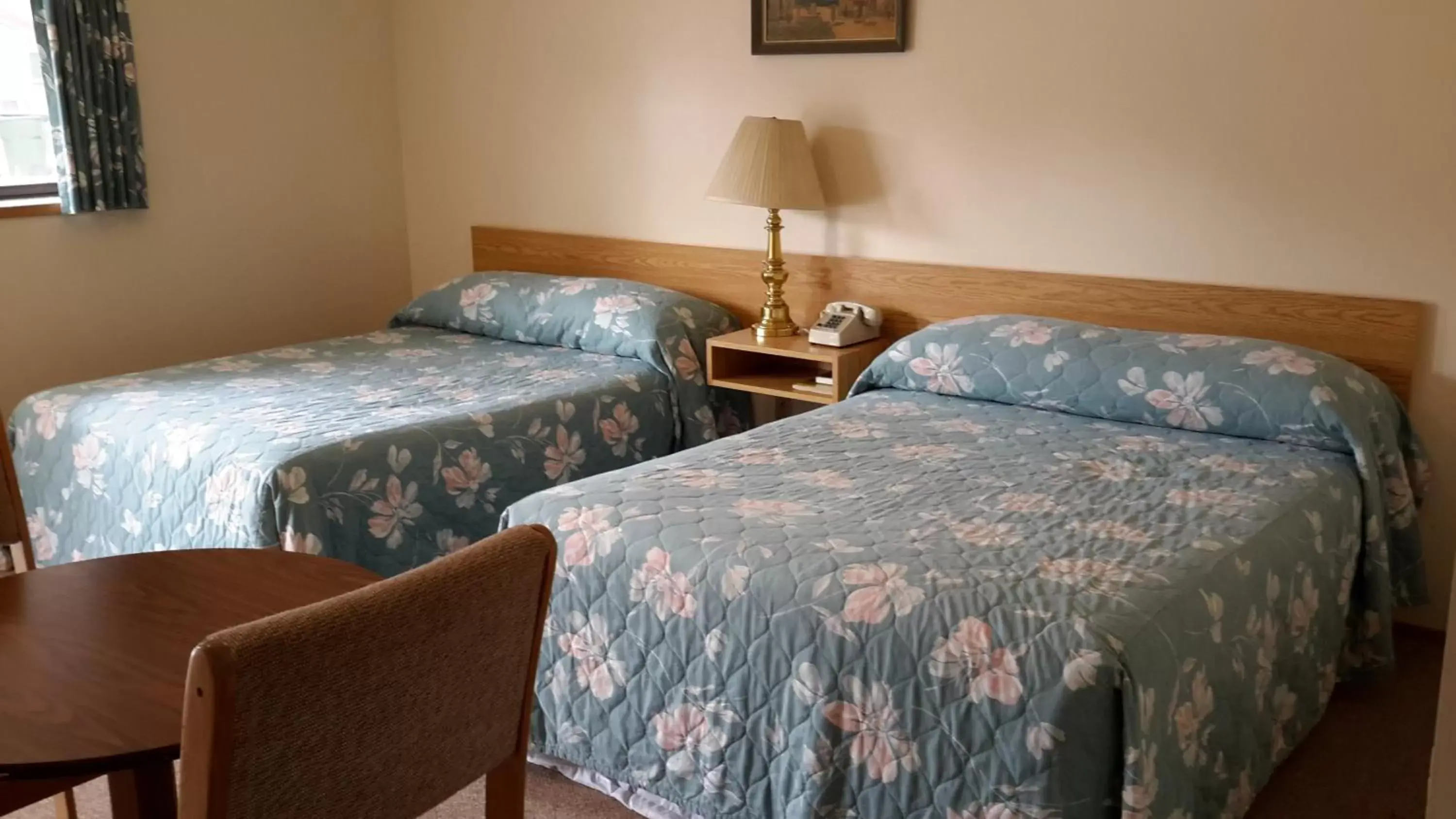 Bed in Mountain View Motel