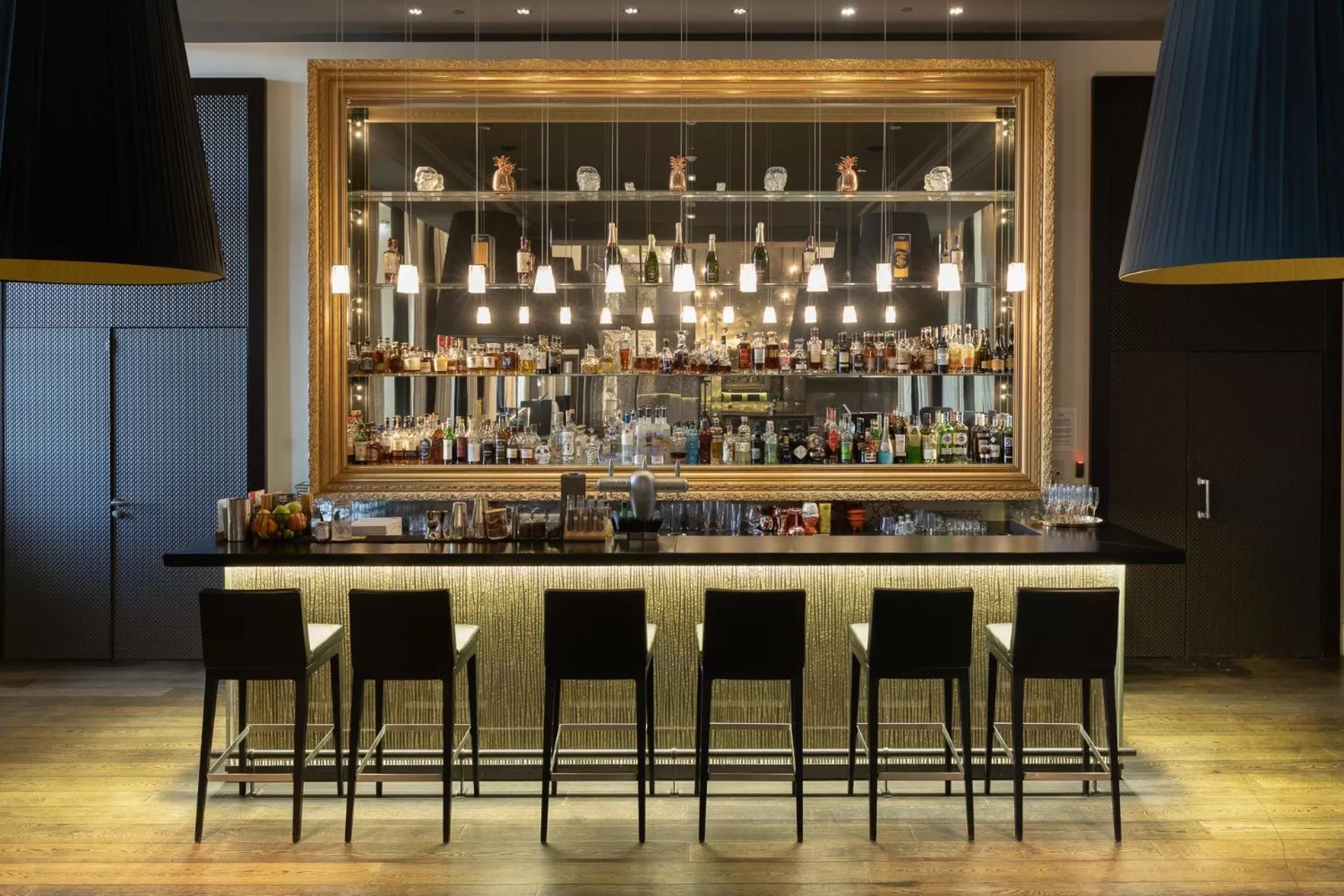 Lounge or bar in InterContinental Marseille - Hotel Dieu by IHG