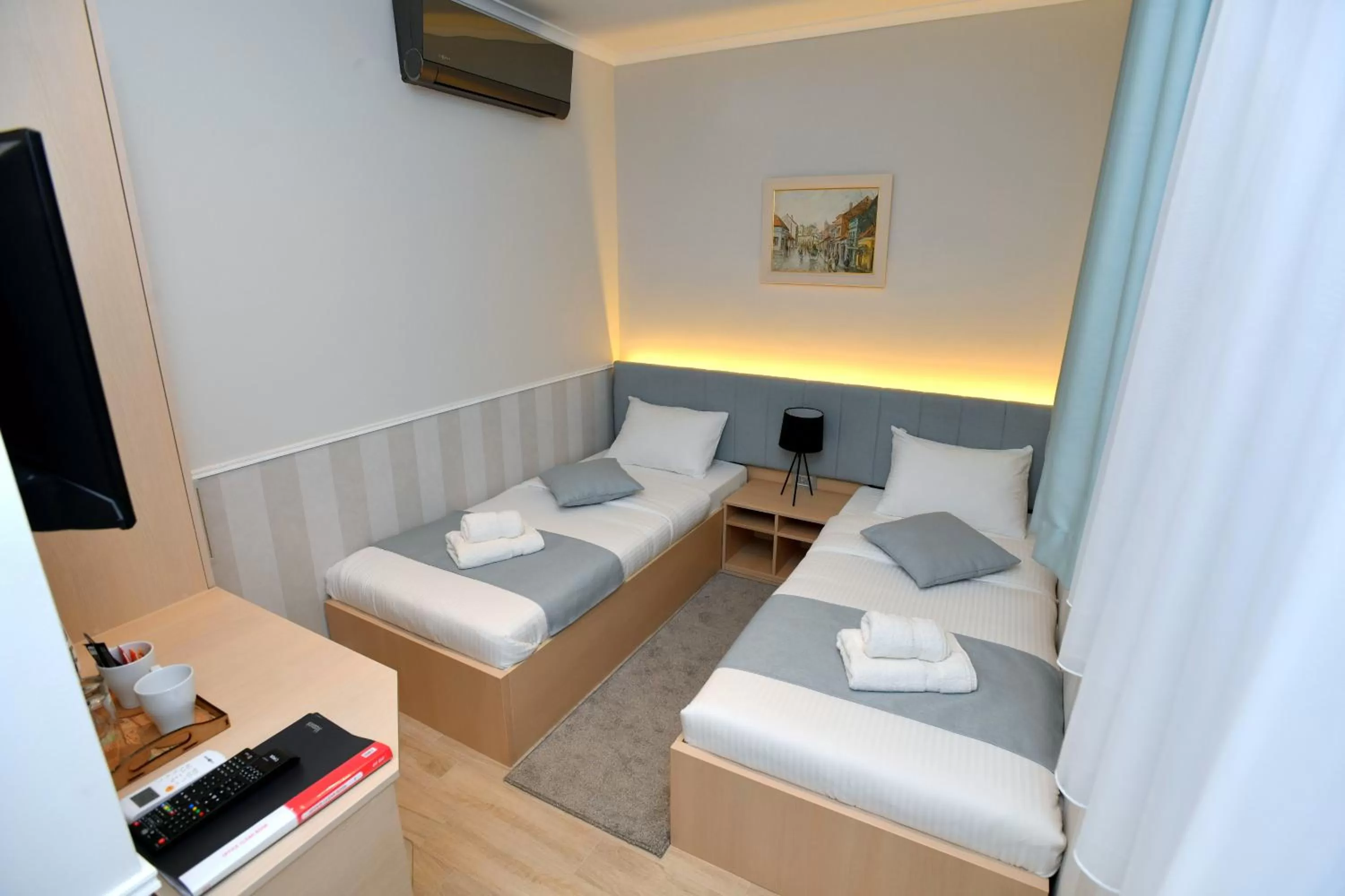 Twin Room with Bathroom in PRESIDENT