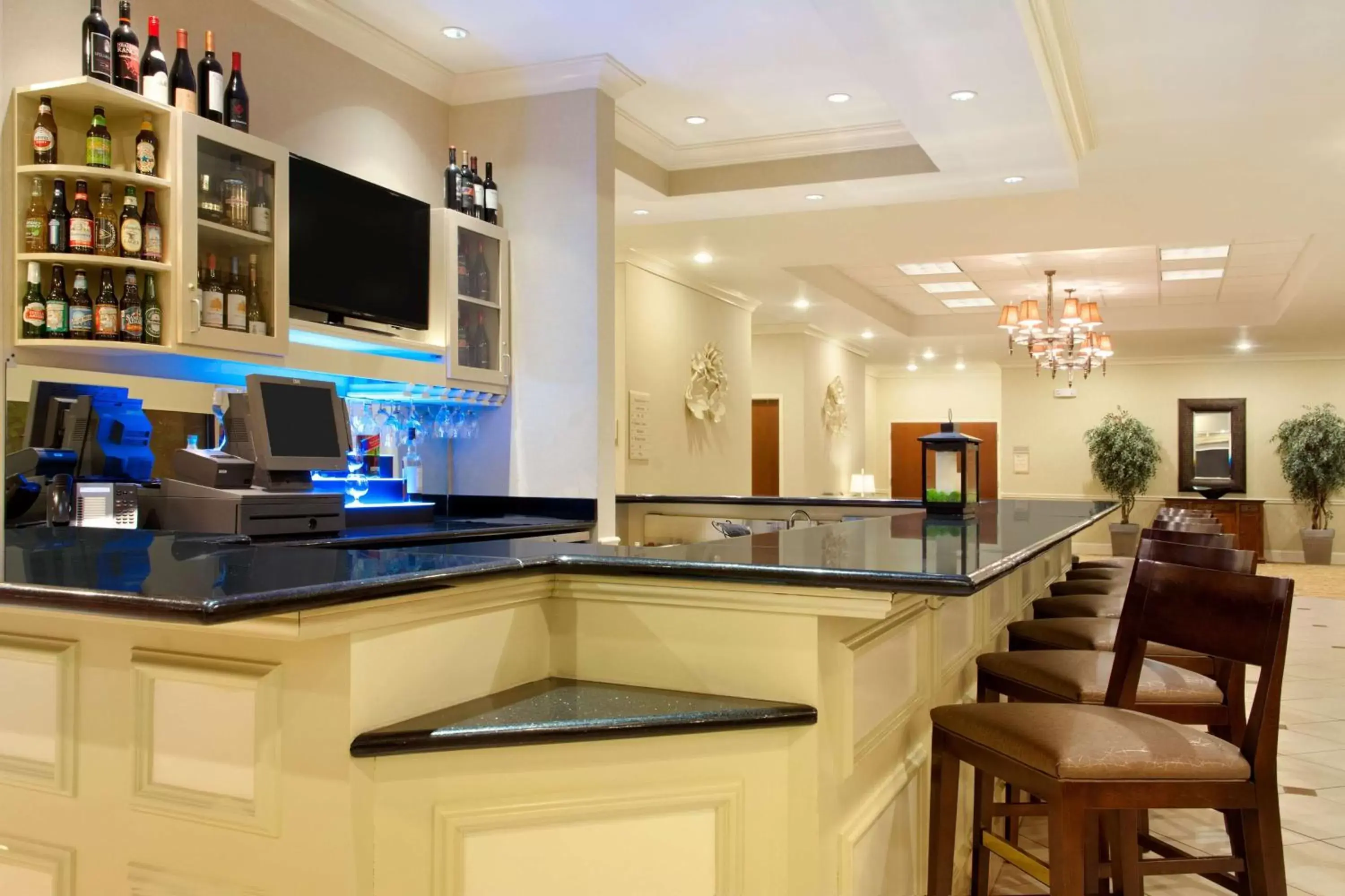 Lounge or bar, Kitchen/Kitchenette in Hilton Garden Inn Cartersville