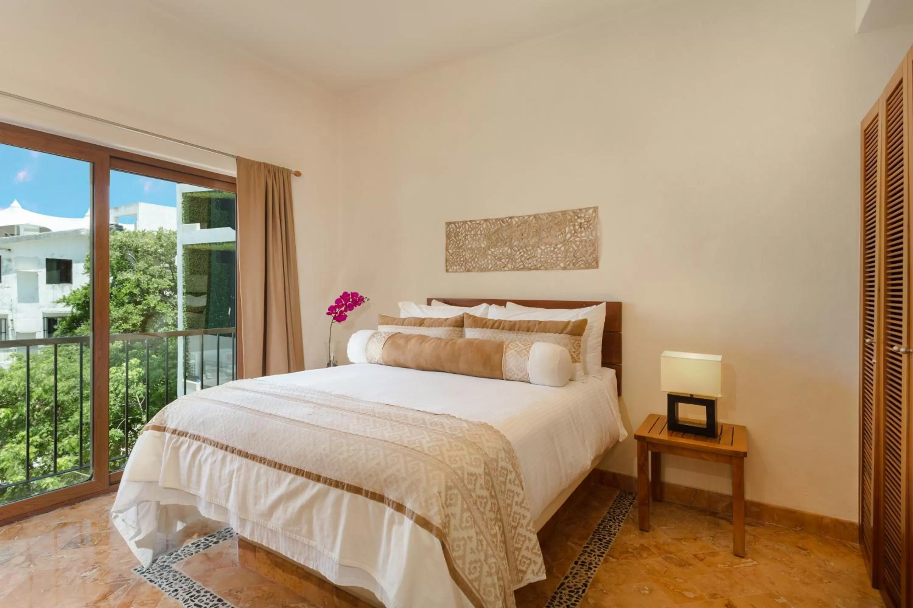 Bed in Porto Playa Condo Hotel and Beach Club