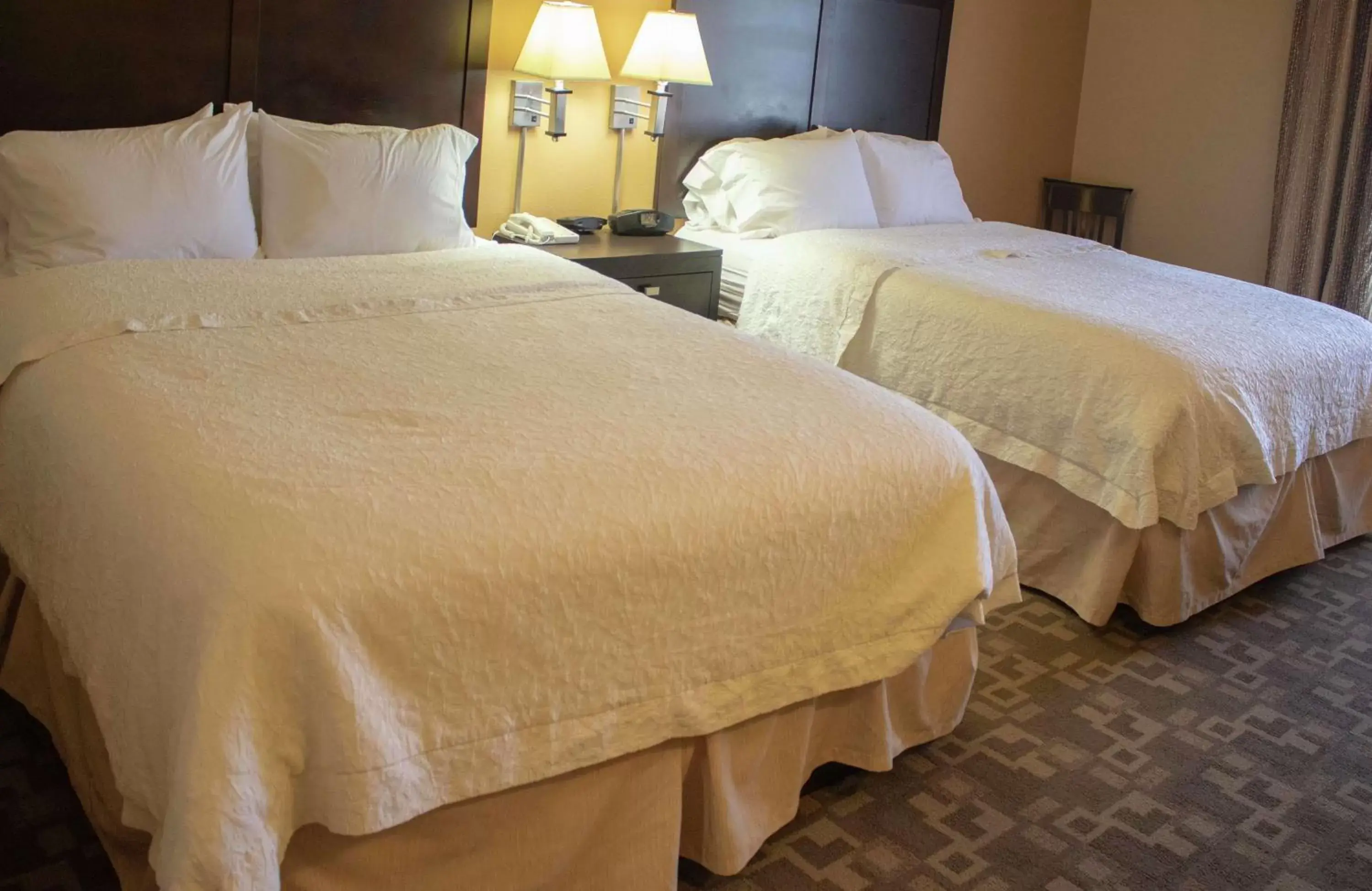 Bed in Hampton Inn & Suites-Knoxville/North I-75