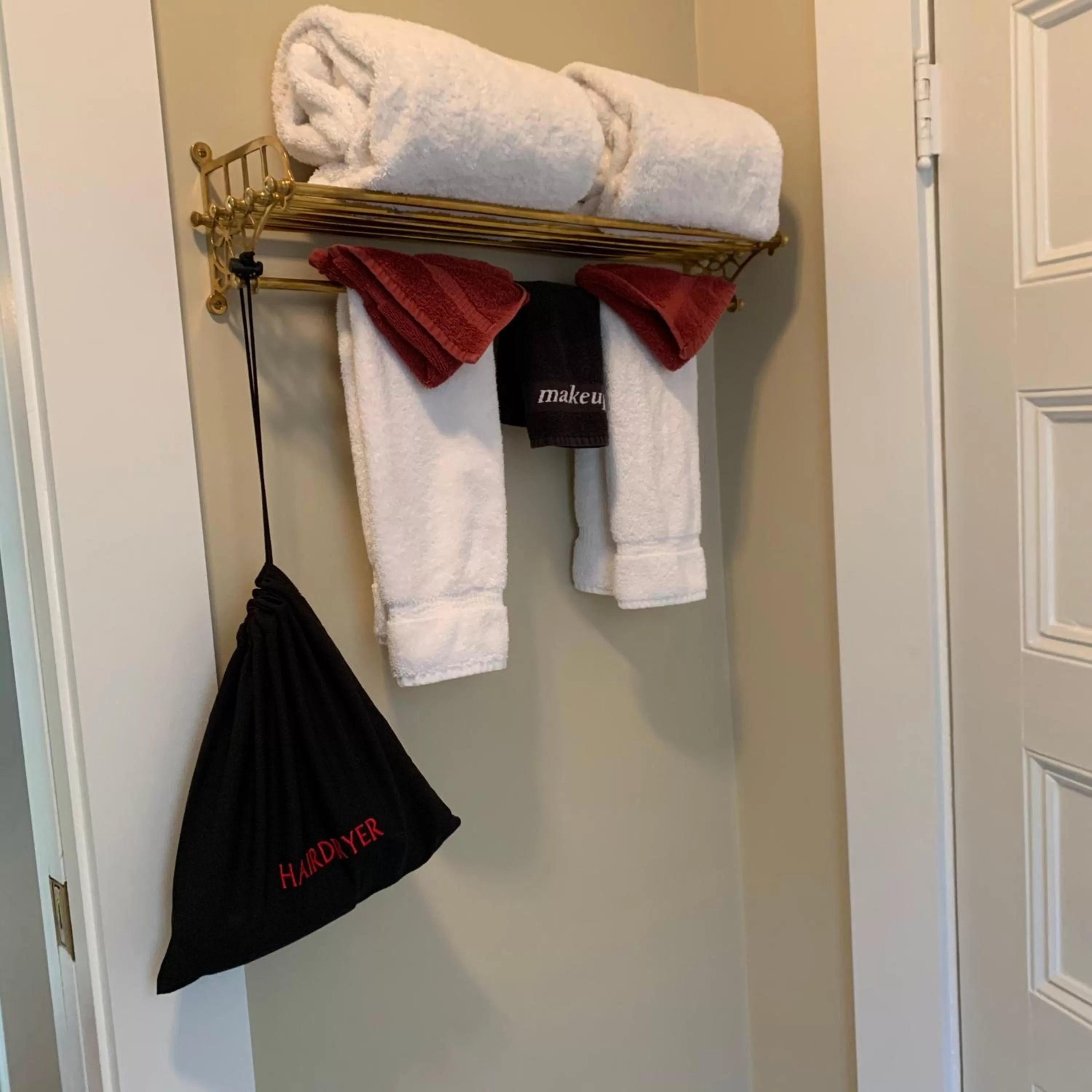 Bathroom in Almondy Inn Bed & Breakfast