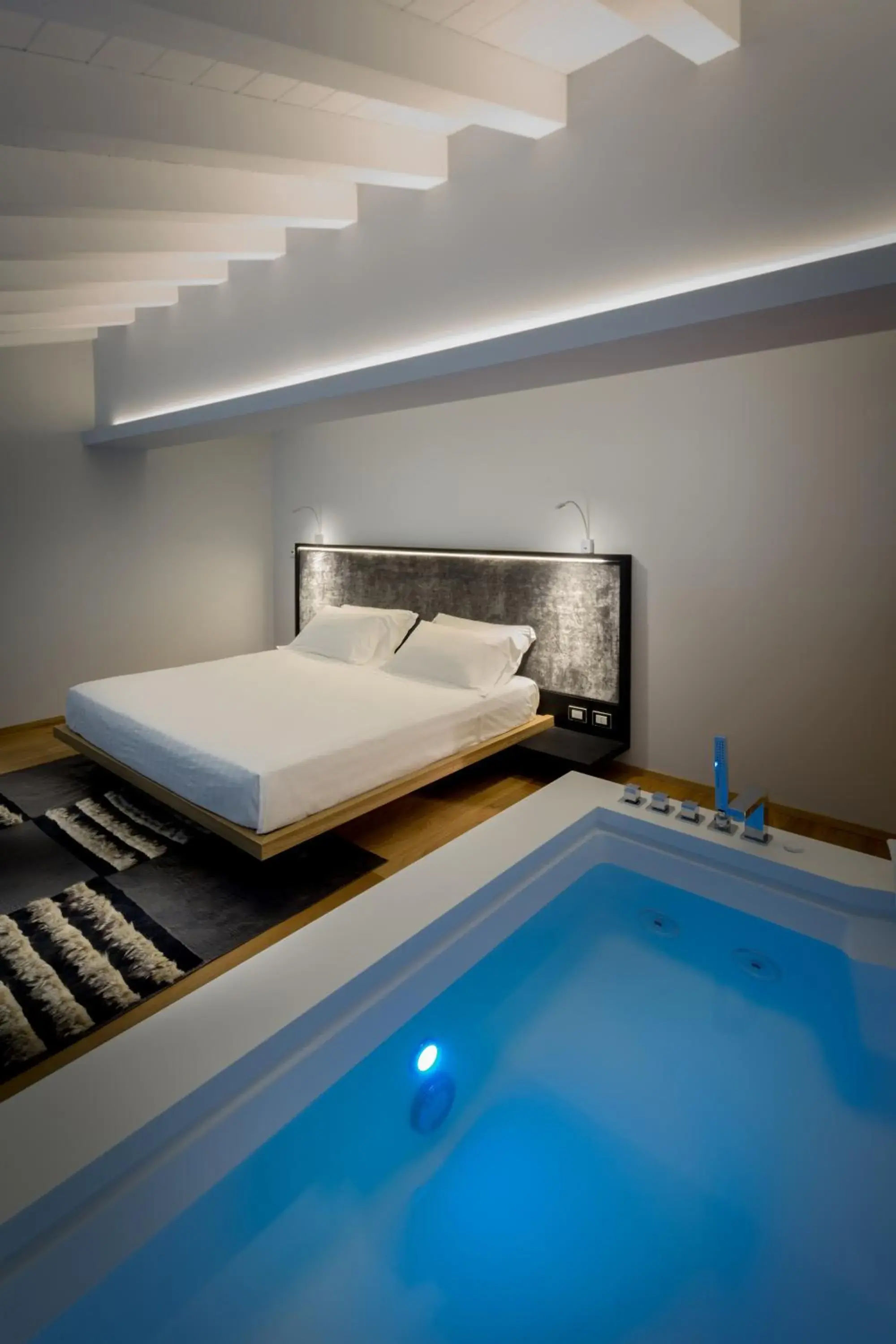 Bed, Swimming Pool in Villa Neri Resort & Spa