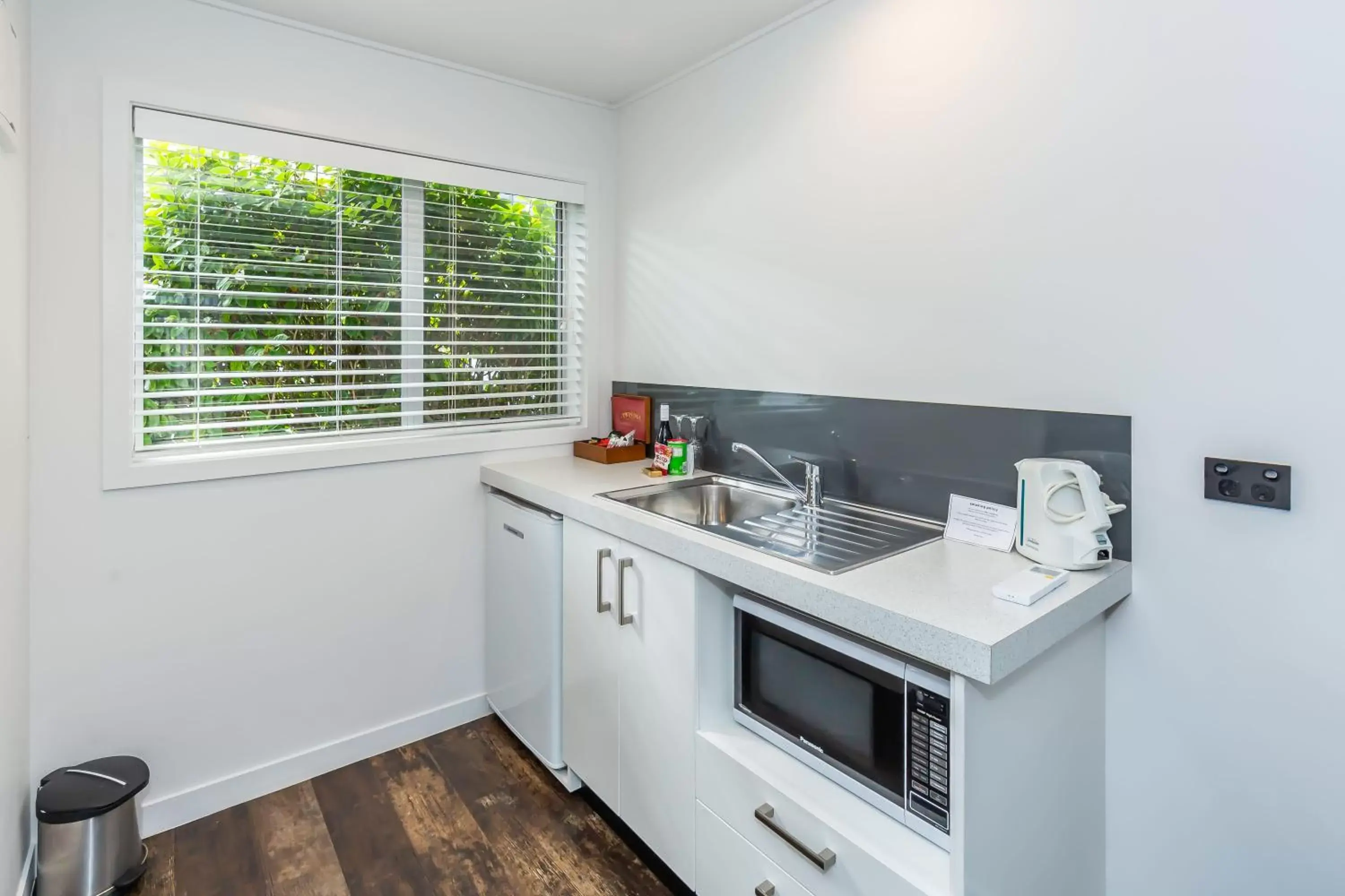 Kitchen/Kitchenette in The Ashley Hotel Greymouth