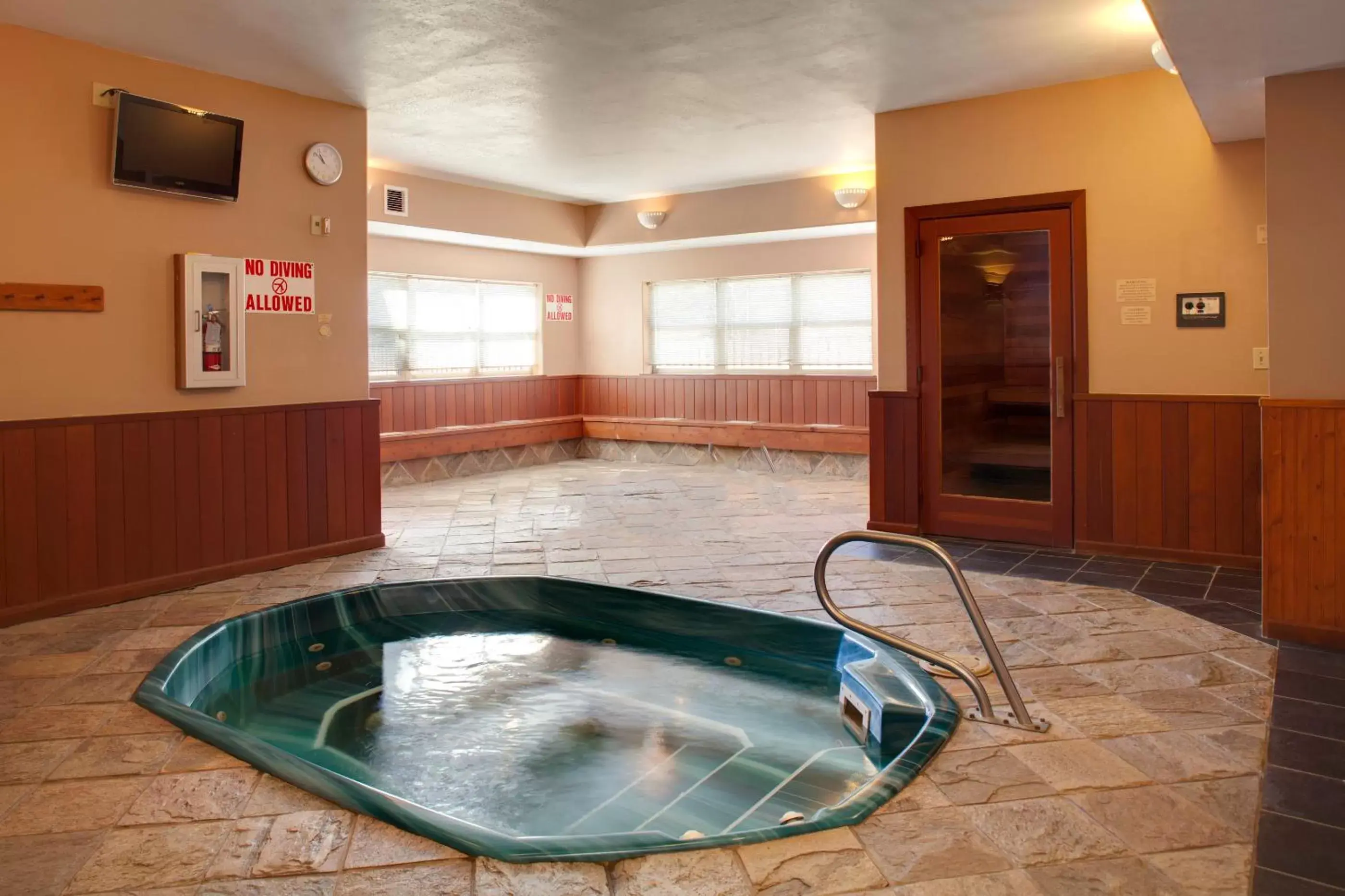 Hot Tub, Swimming Pool in Legacy Vacation Resorts Steamboat Springs Suites