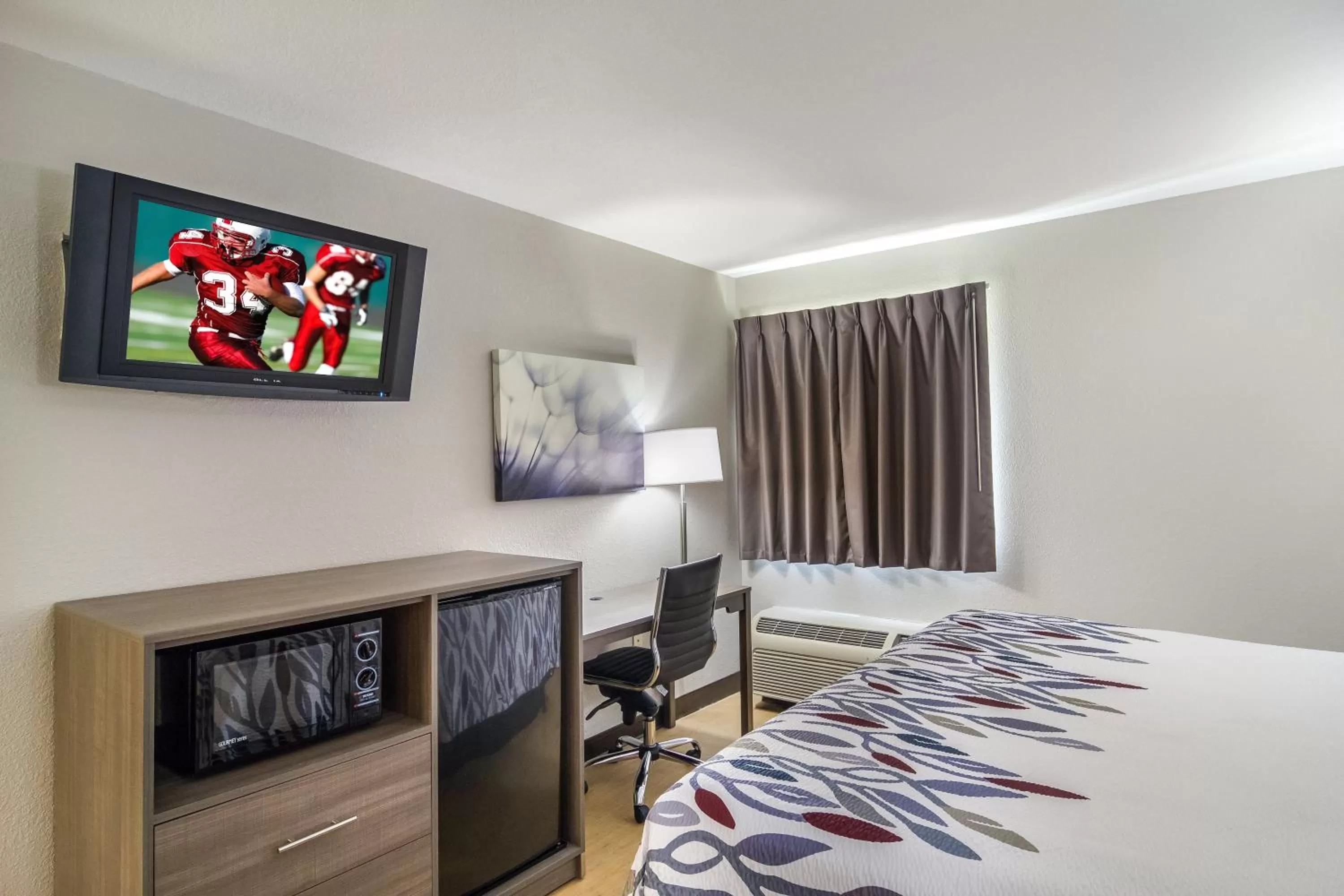 Photo of the whole room, Bed in Red Roof Inn I-95 North Brunswick Darien