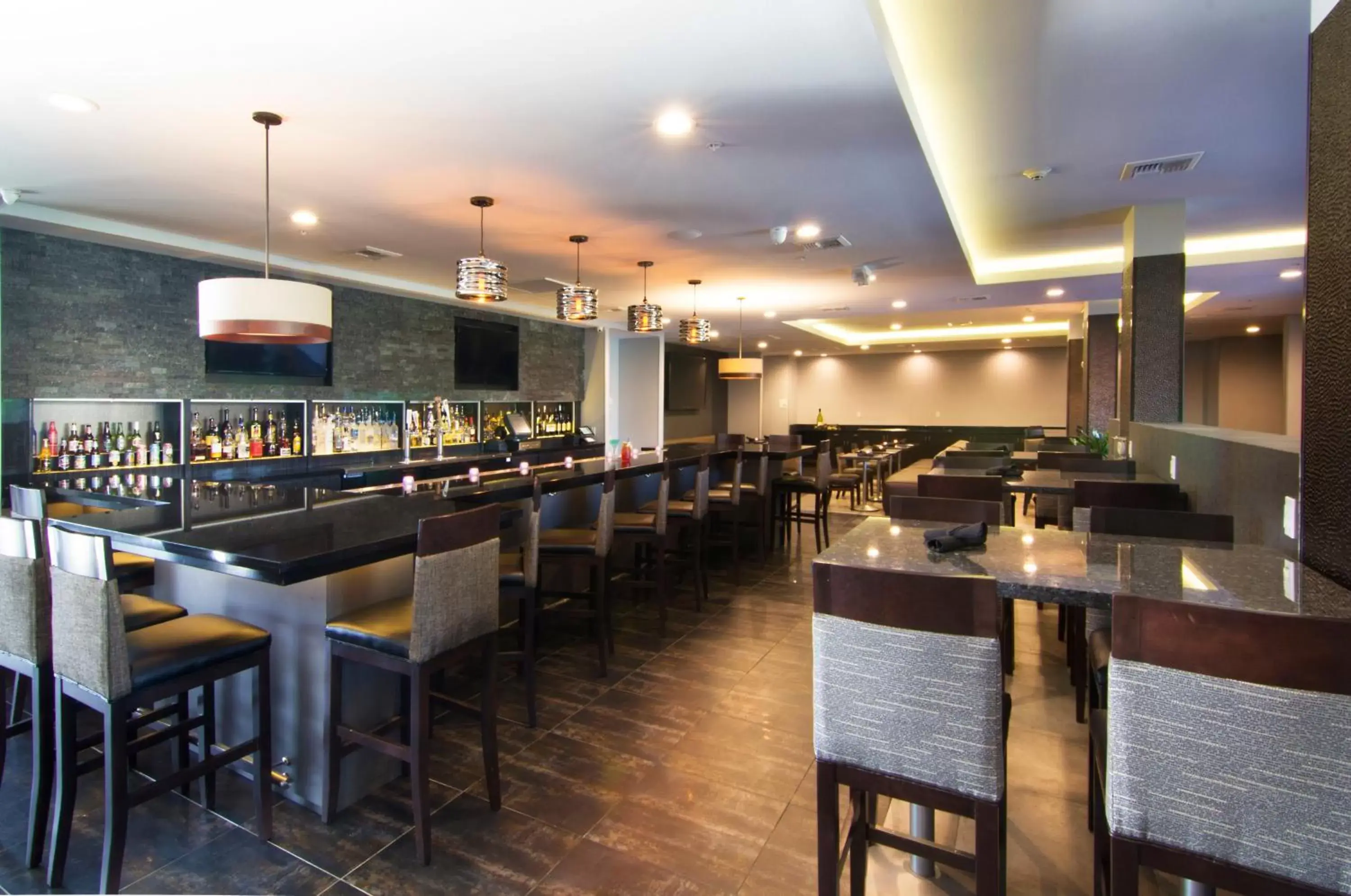 Lounge or bar, Restaurant/Places to Eat in Holiday Inn Carlsbad/San Diego, an IHG Hotel