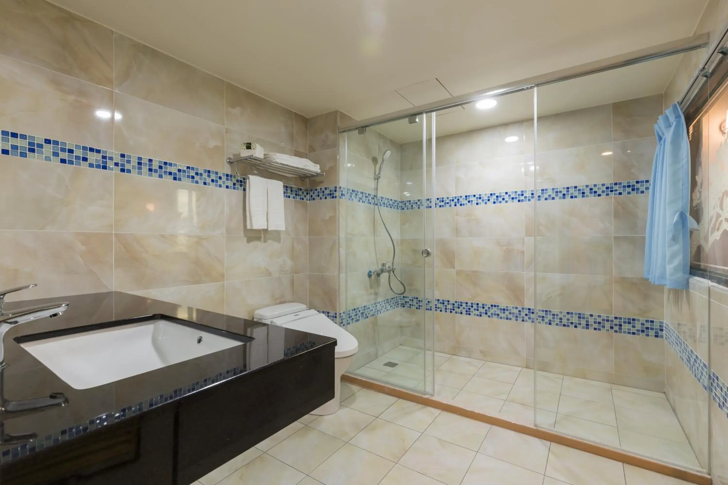 Shower in Lishin Hotel Shower in Lishin Hotel