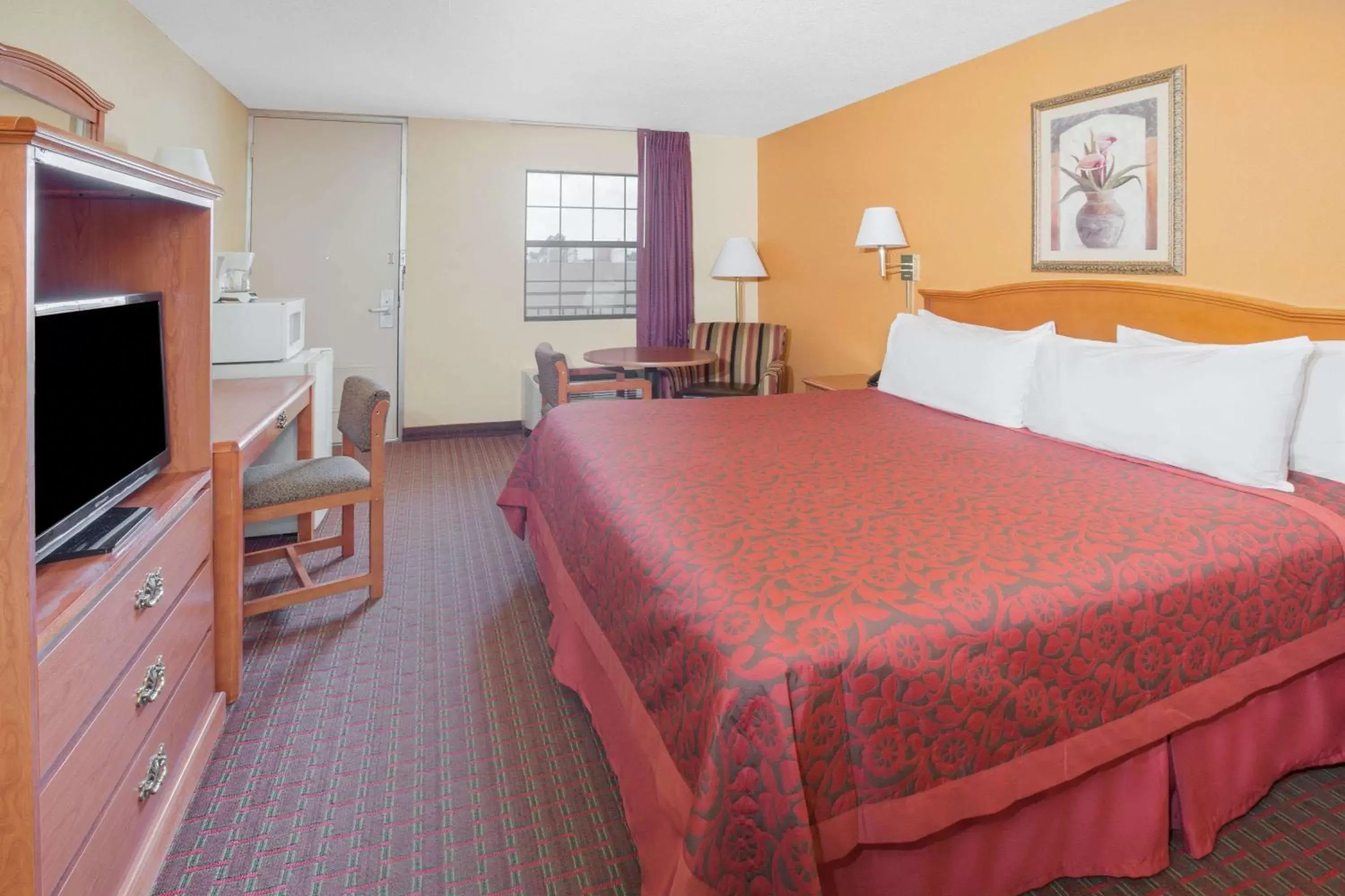 Photo of the whole room, Bed in Sunrise Extended Stay