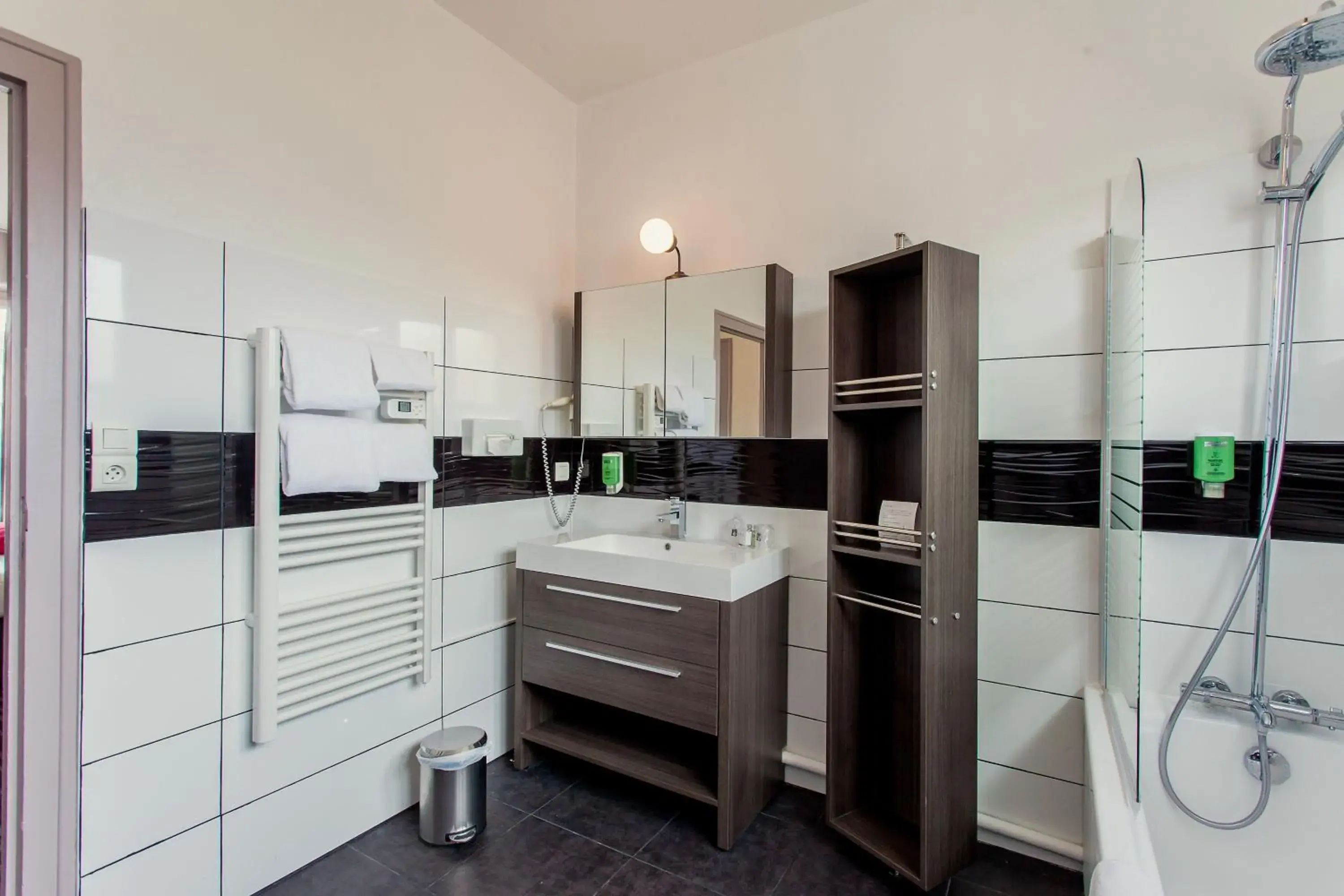 Bathroom in The Originals City, Hotel de l'Europe, Saint-Nazaire